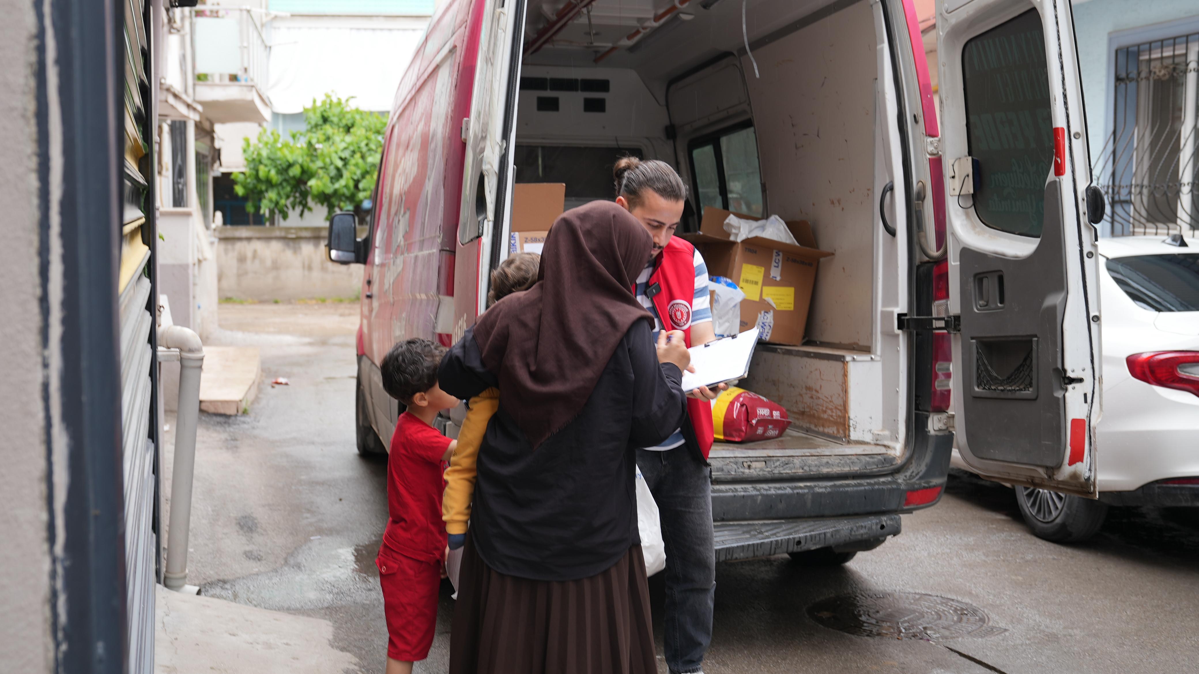 GÜRSU’DA ÇOCUKLARA DESTEK, BÜYÜKLERE VEFA