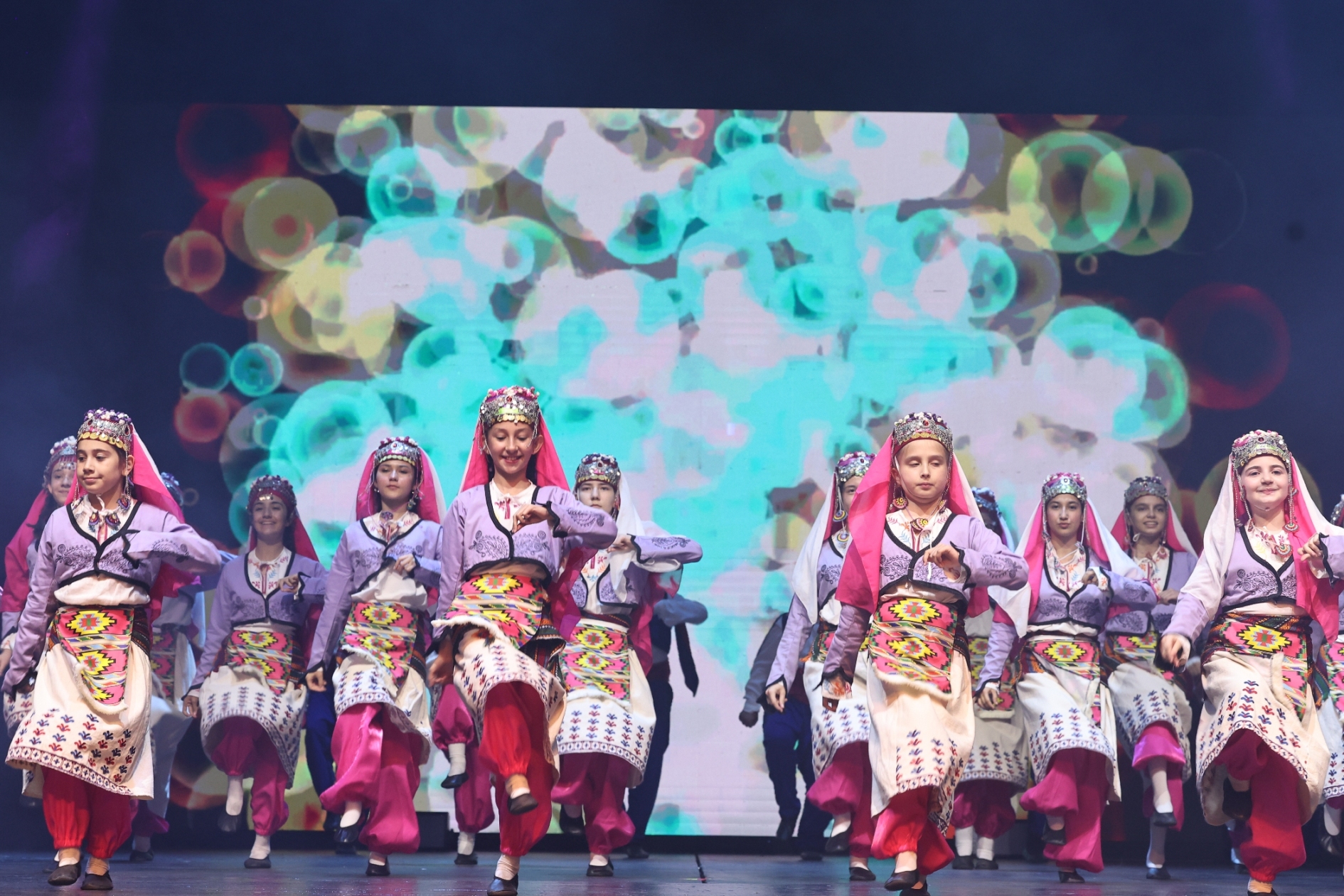 NİLÜFER’İN DANSÇILARINDAN GÖRSEL ŞÖLEN