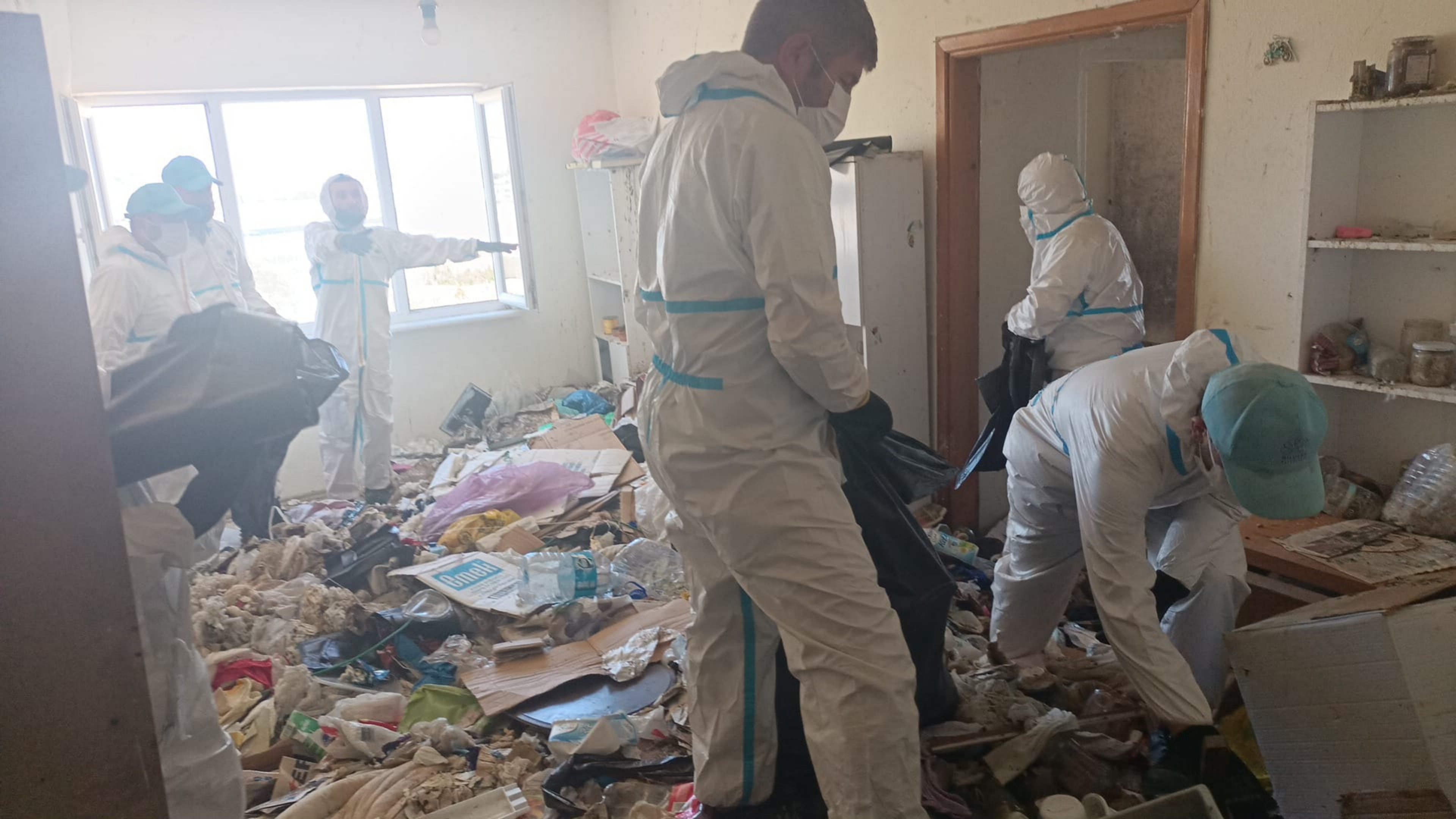 Balkan Mahallesi’nde evden 28 ton çöp çıkarıldı