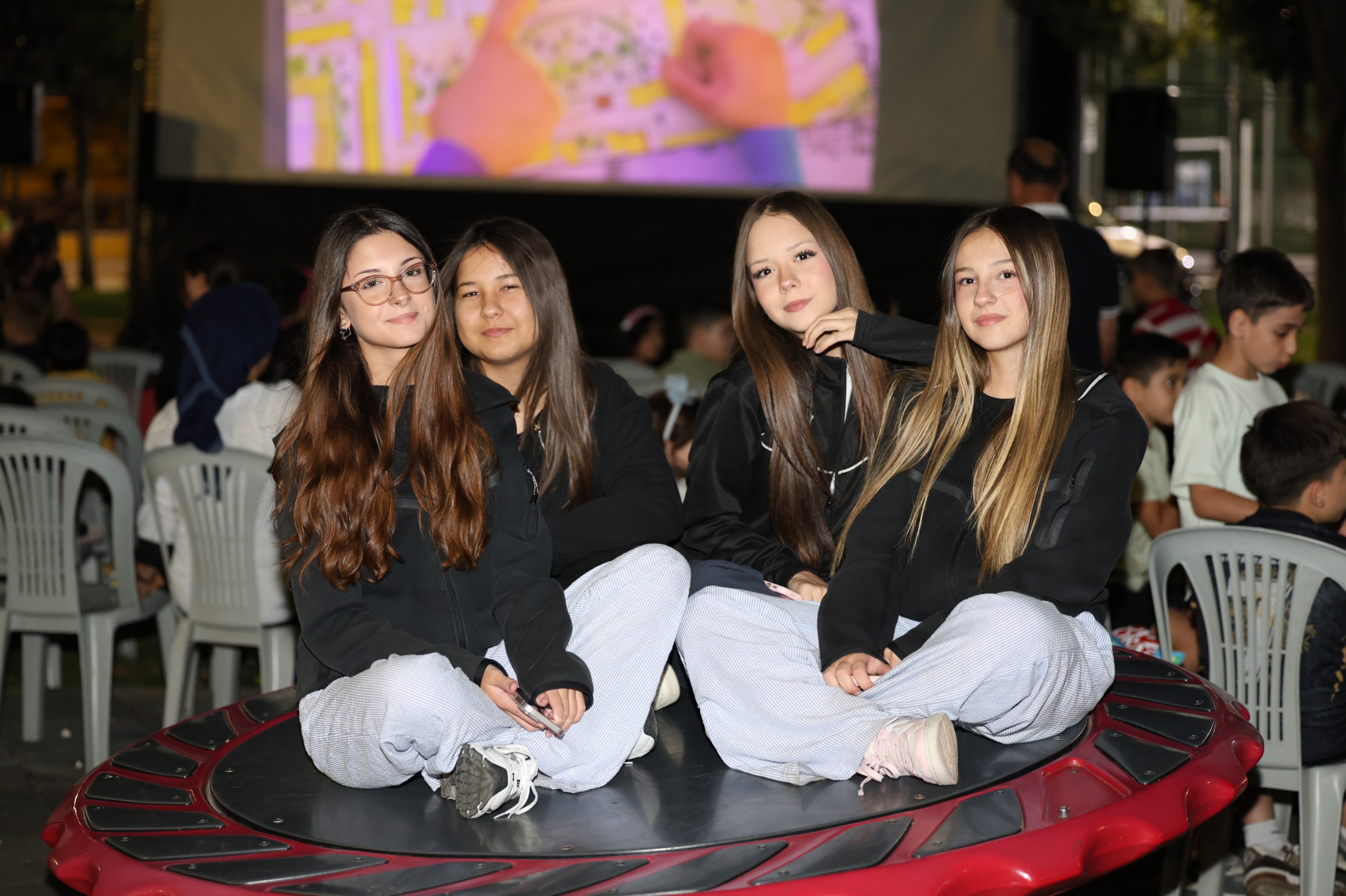 Soğukkuyu Parkı’nda Çocukların Sinema Keyfi