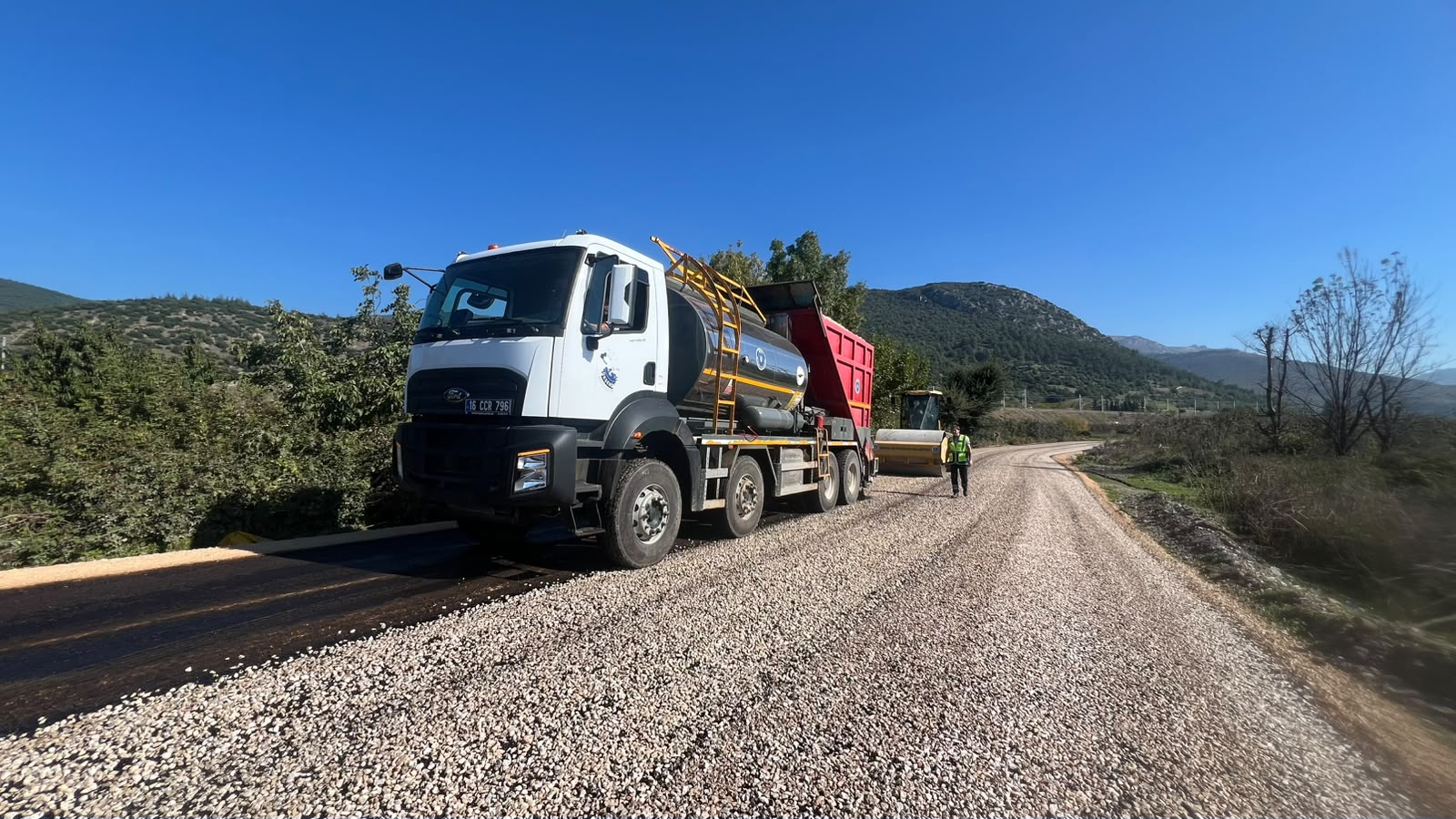 BÜYÜKŞEHİR, 6 MAHALLEDE YOLLARI YENİLİYOR