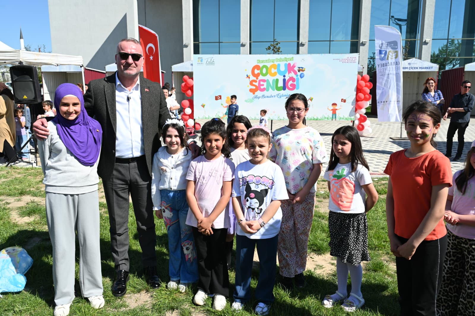 KARACABEY’DE ÇOCUKLARIN NEŞESİ GÖKYÜZÜNE YÜKSELDİ