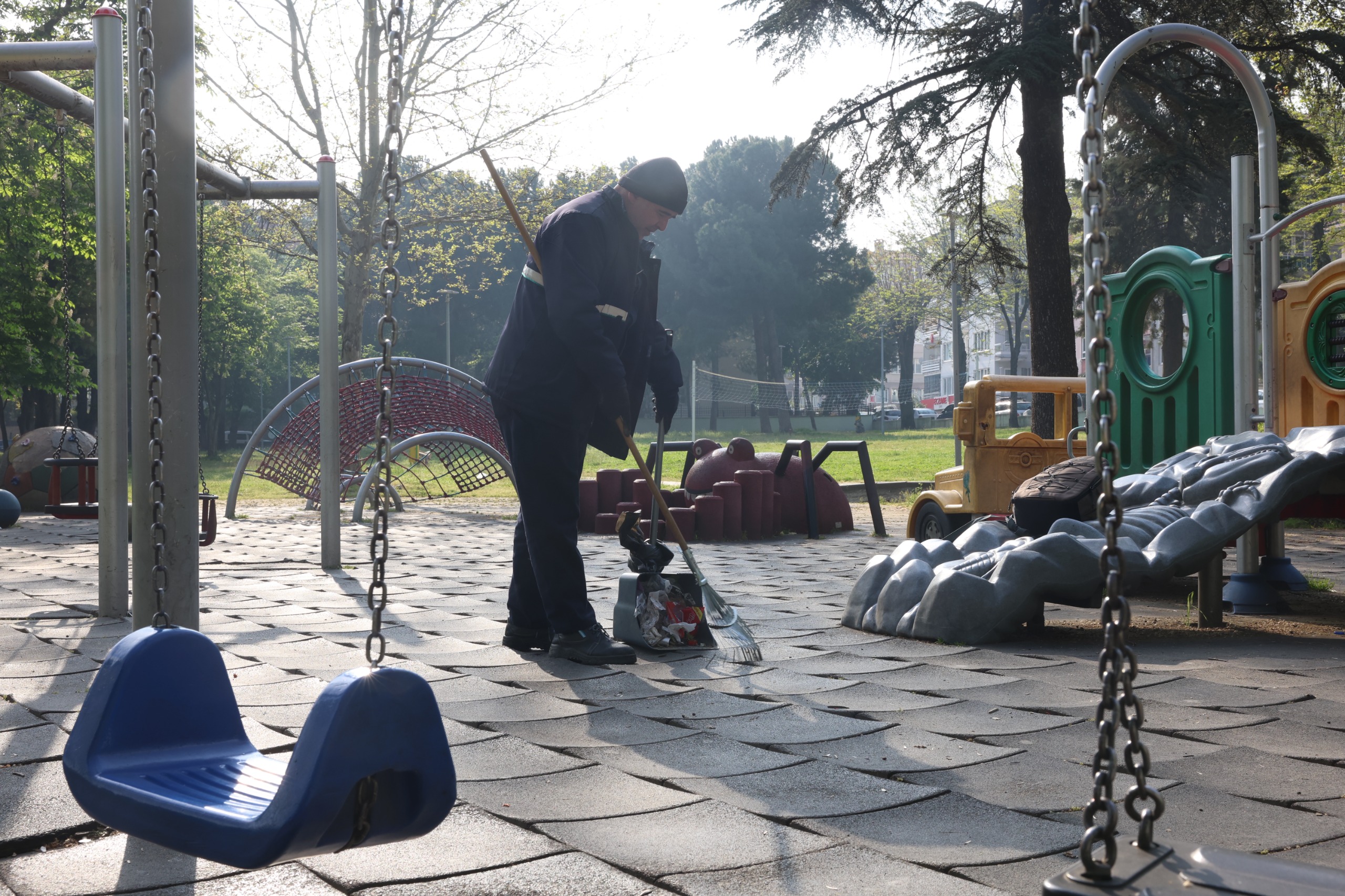 Osmangazi Belediyesi’nden Parklara Günlük Bakım Dokunuşu