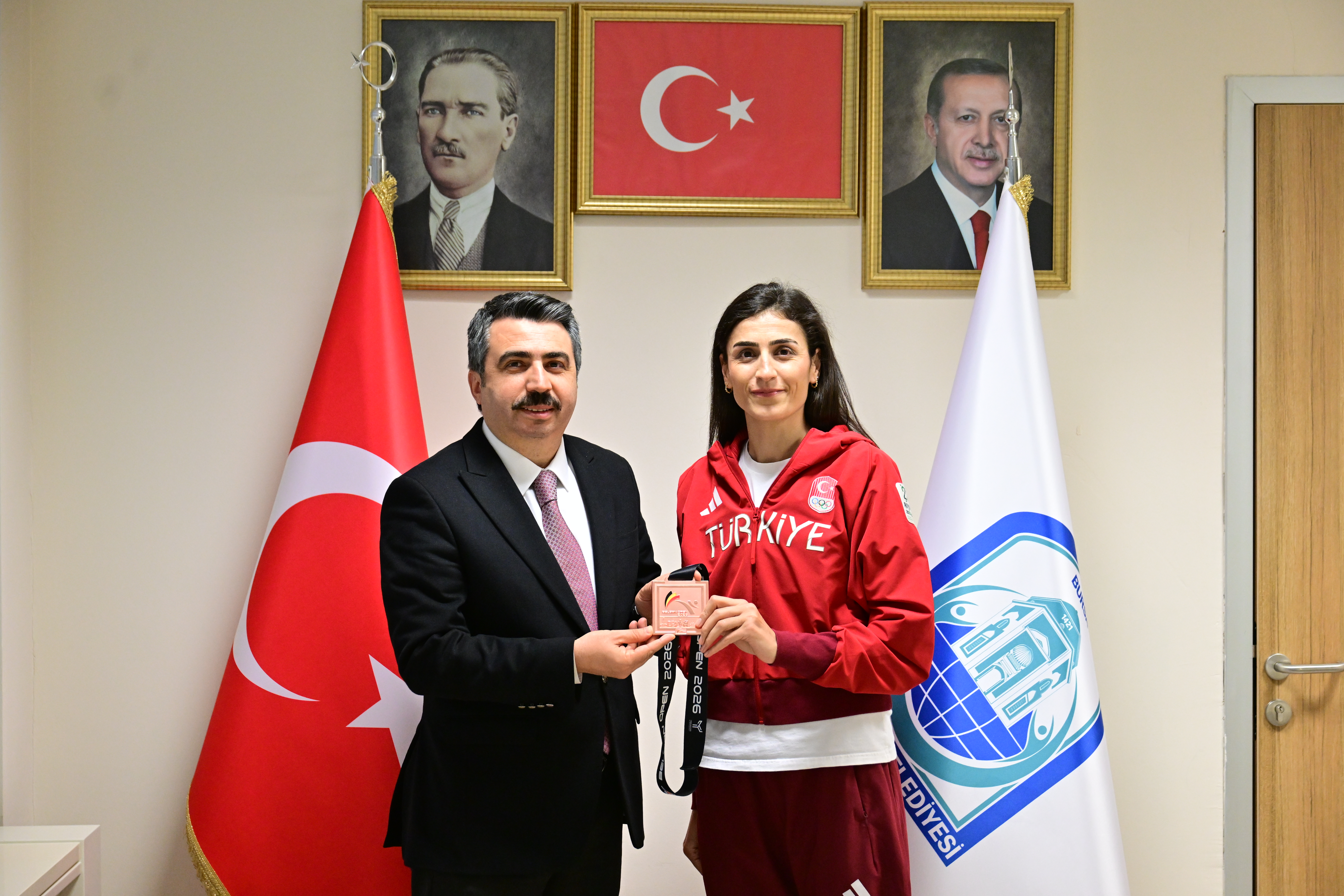 YILDIRIMLI HATİCE KÜBRA İLGÜN AVRUPA’DA KÜRSÜDE