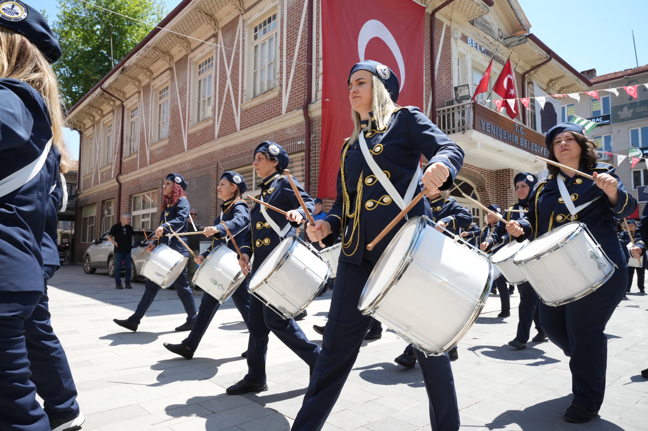 BURSA’NIN İLK BELEDİYE KADIN BANDOSU YENİŞEHİR SOKAKLARINDA!