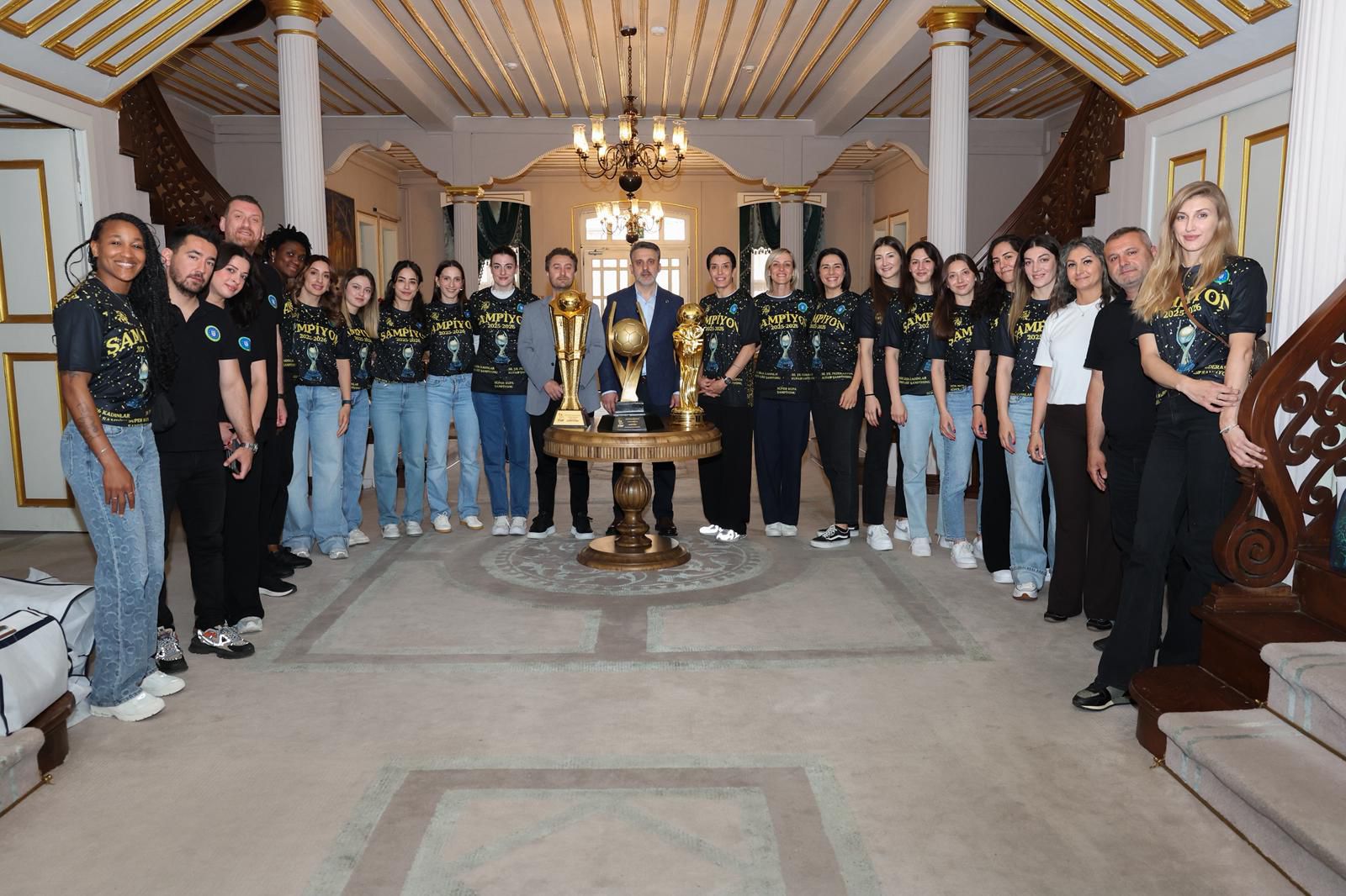 Şampiyon hentbolculardan Başkan Vekili Biba’ya ziyaret