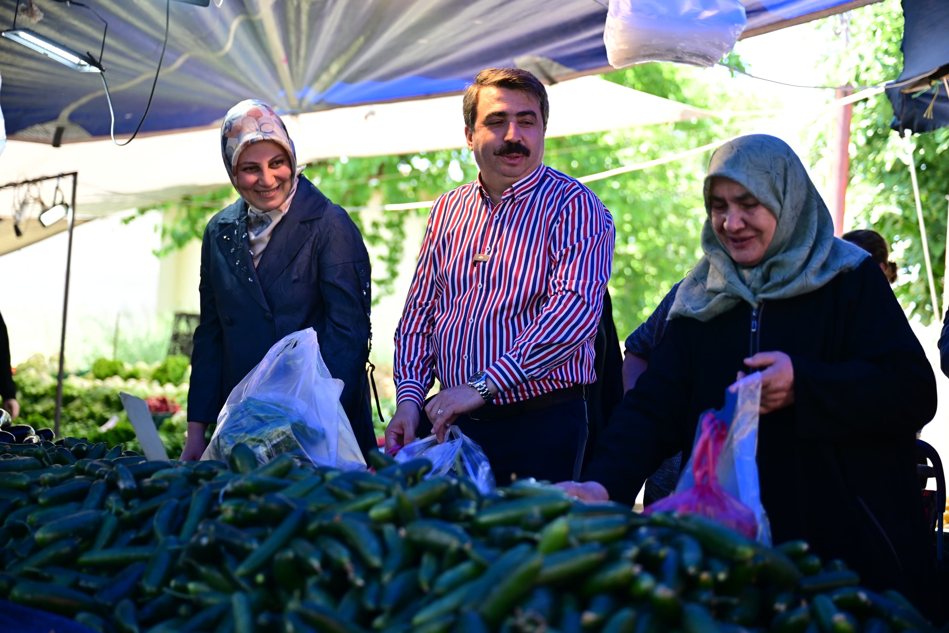 BAŞKAN YILMAZ ESNAF VE VATANDAŞLA BAYRAMLAŞTI