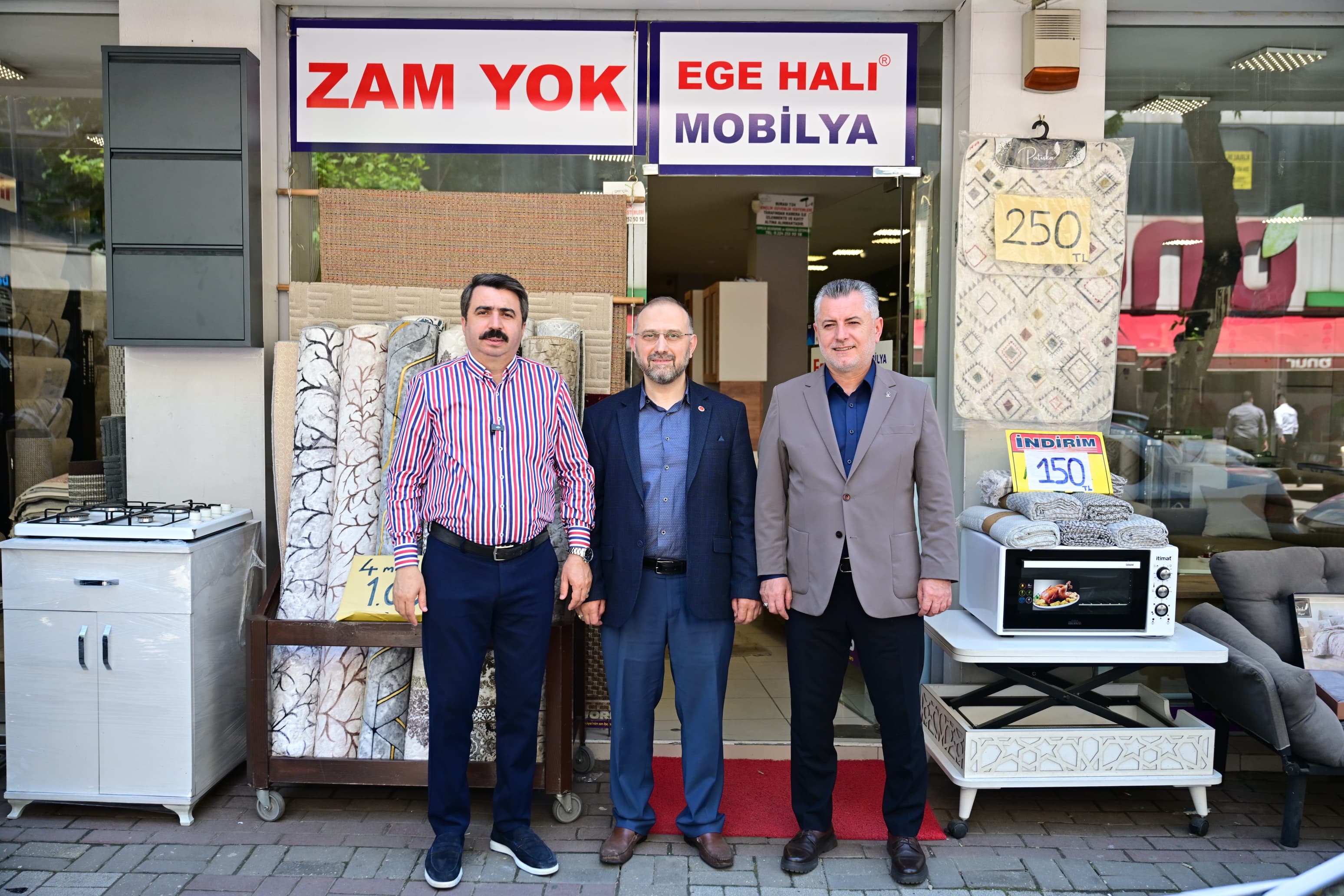 BAŞKAN YILMAZ ESNAF VE VATANDAŞLA BAYRAMLAŞTI