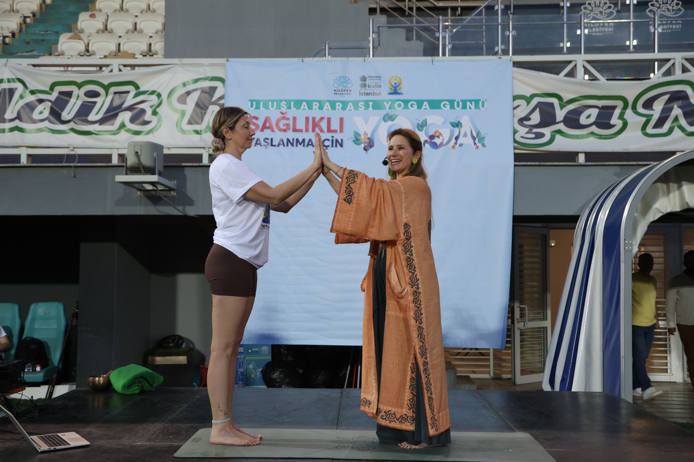 Sağlıklı yaşlanma için yoga yaptılar