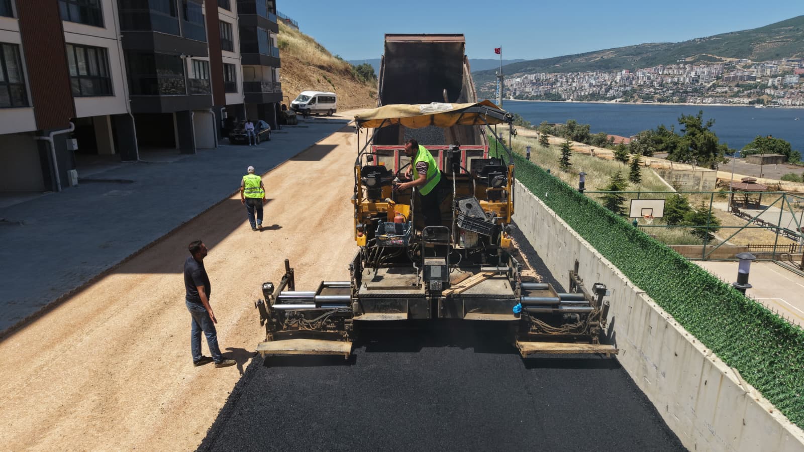 Gemlik Belediyesi Hisar Mahallesi’nde Asfalt Çalışmalarına Hız Verdi