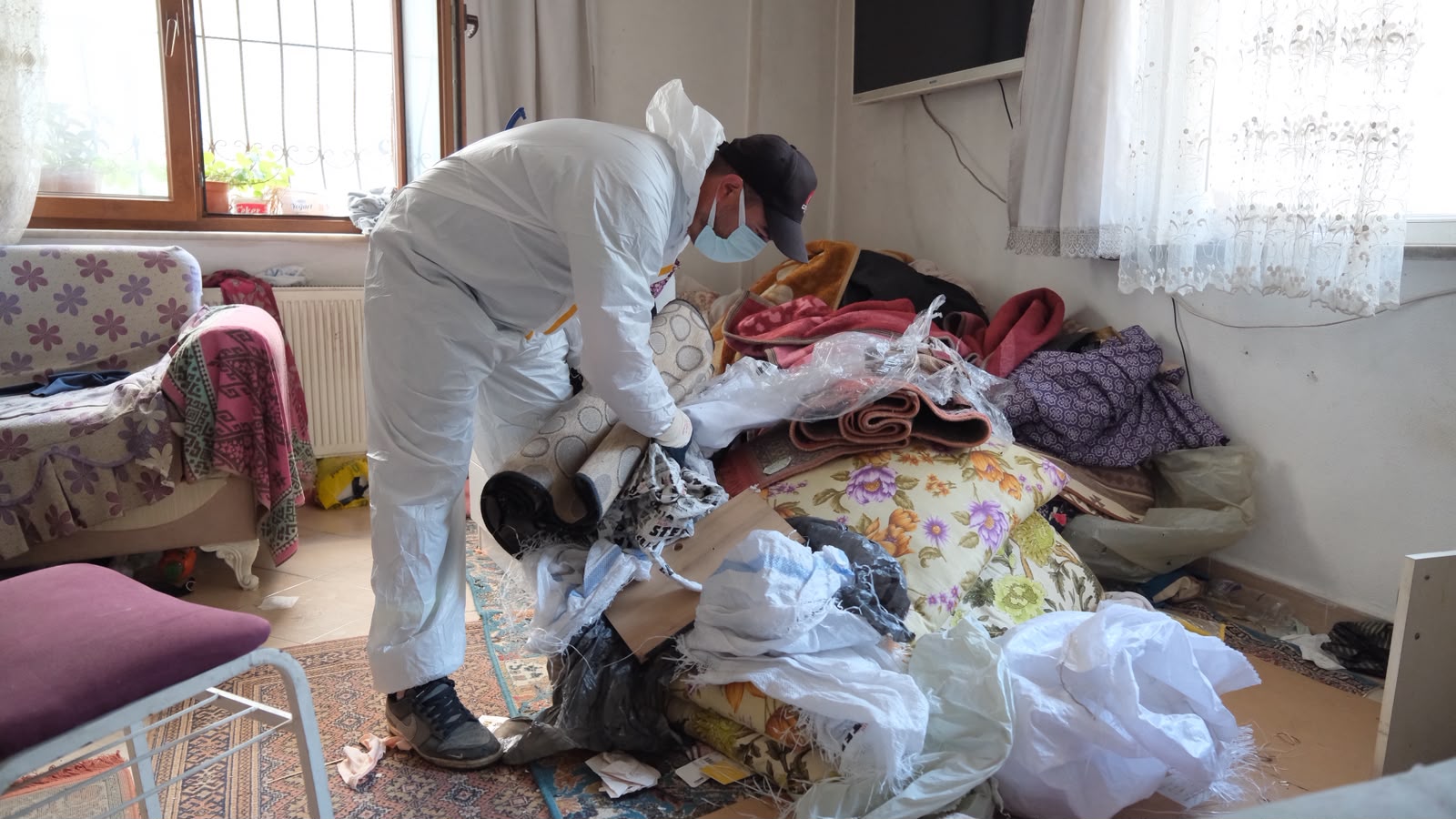 YILDIRIM’DA ÇÖP EV TEMİZLENDİ