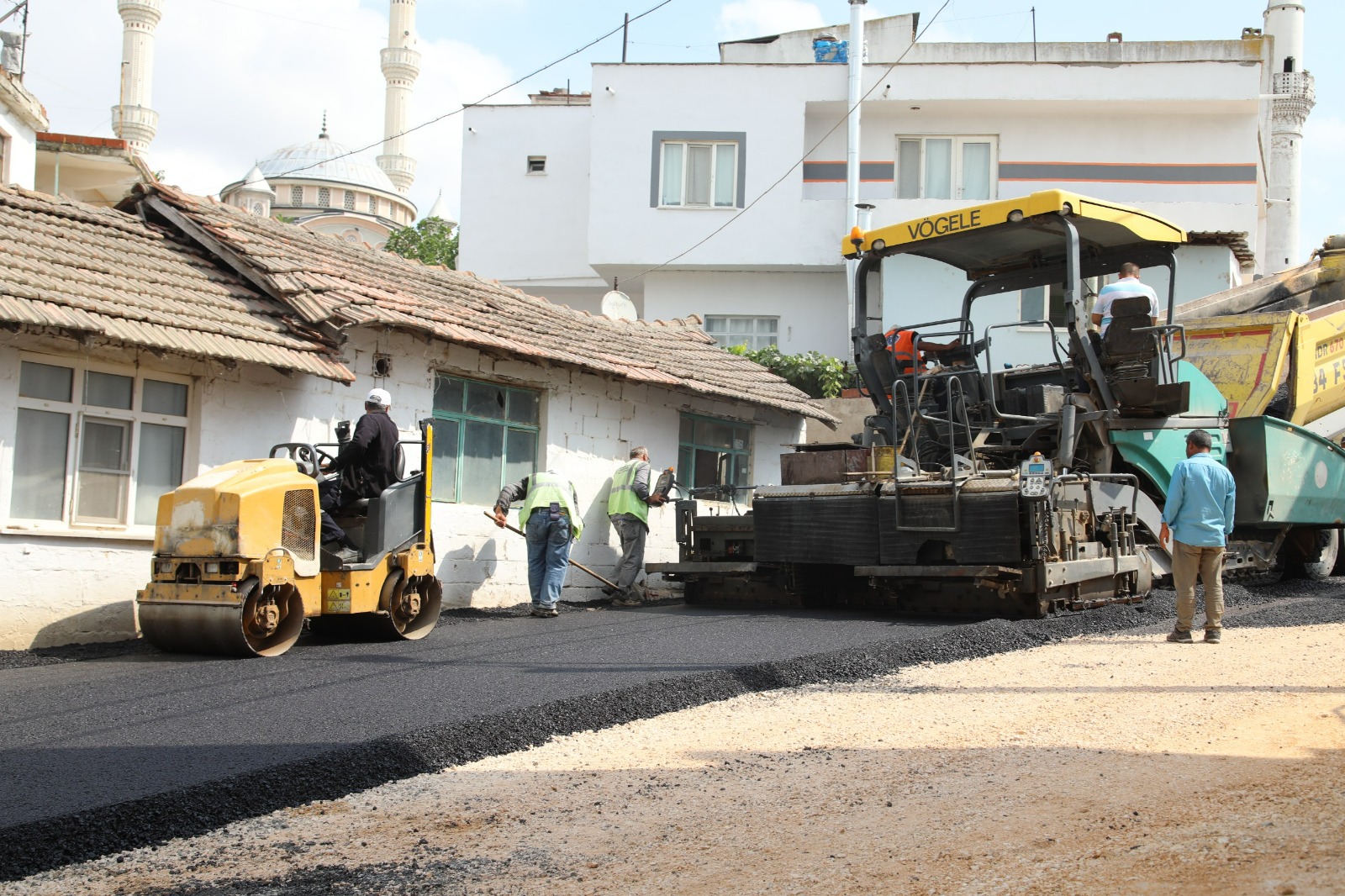 Karacabey'in Yenikaraağaç Mahallesi'nde yollar yenileniyor