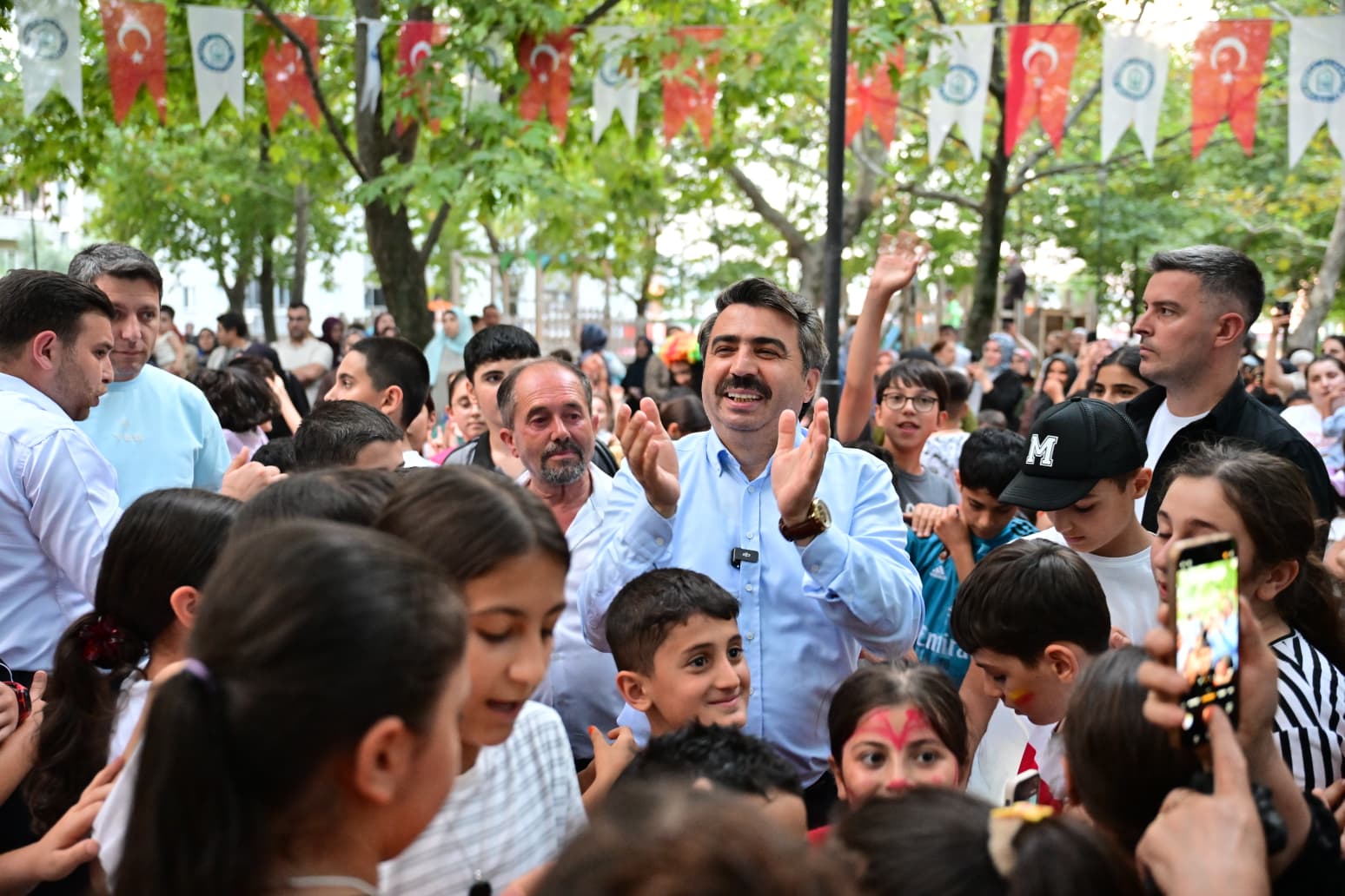 YILDIRIM'DA ÇOCUKLARIN NEŞESİ SOKAĞA TAŞTI