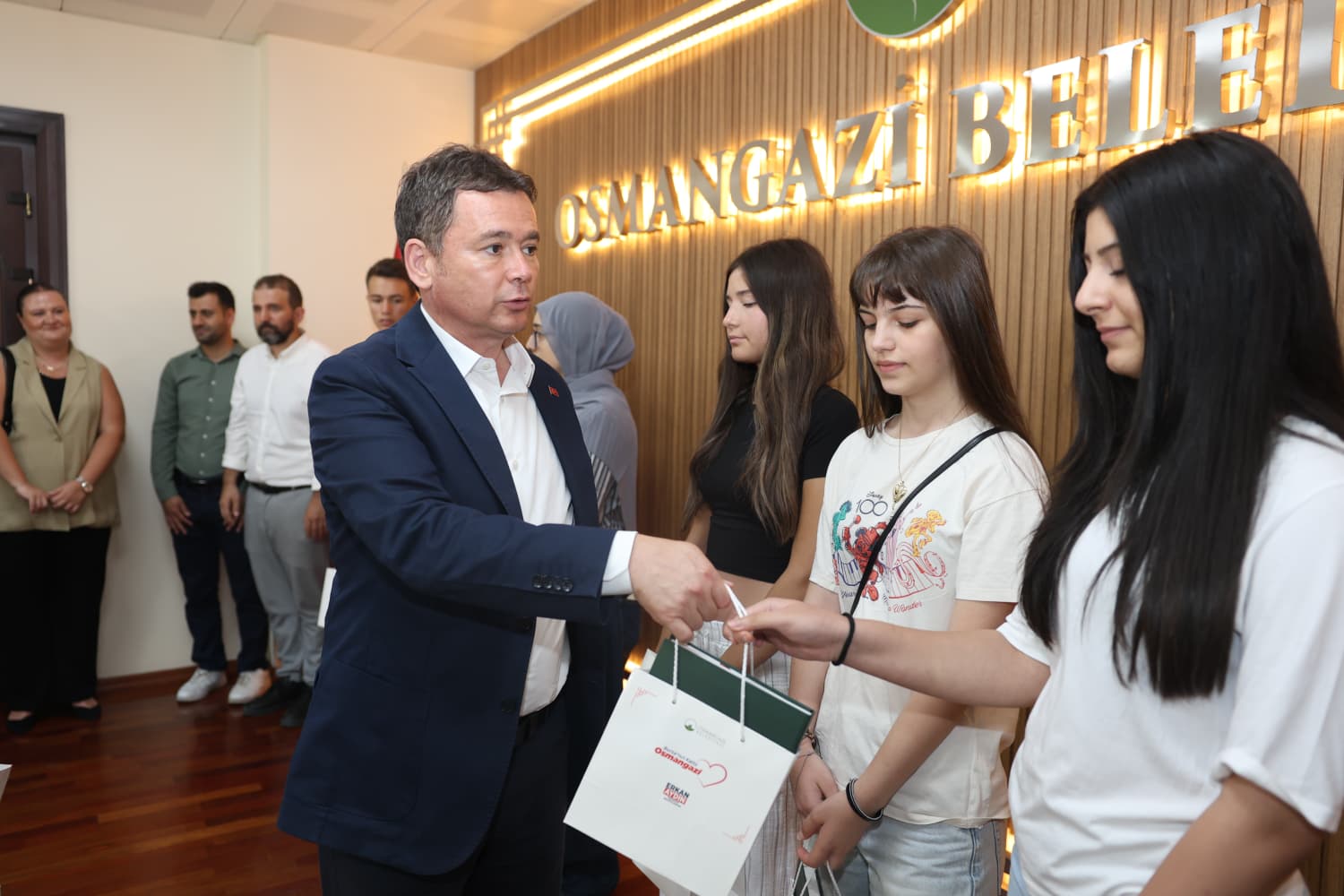 Osmangazi’de Ücretsiz LGS Kurslarının Başarılı Öğrencileri Başkan Aydın’la Buluştu