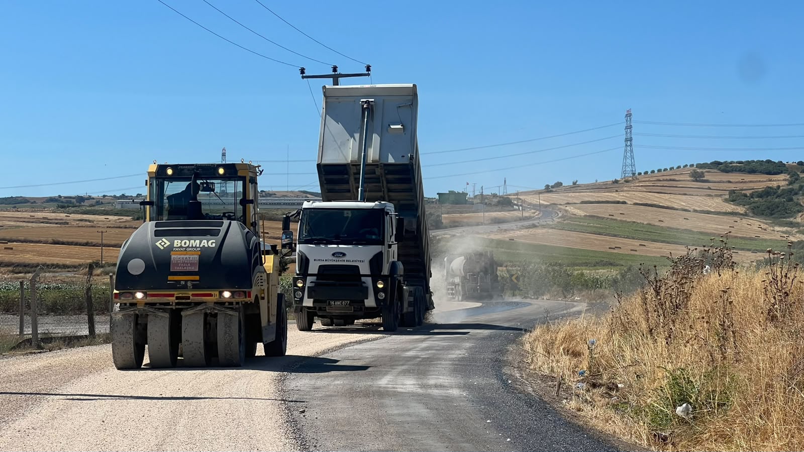 Karacabey ve Mustafakemalpaşa'da yollar yenileniyor