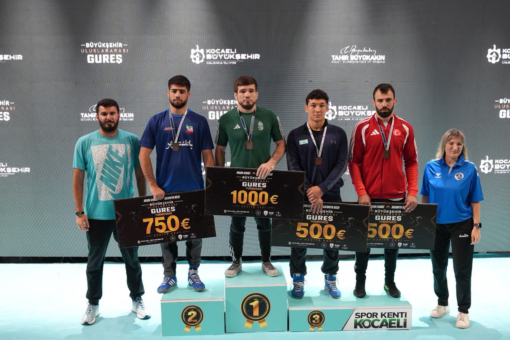 Büyükşehir sporcuları madalyaları topluyor