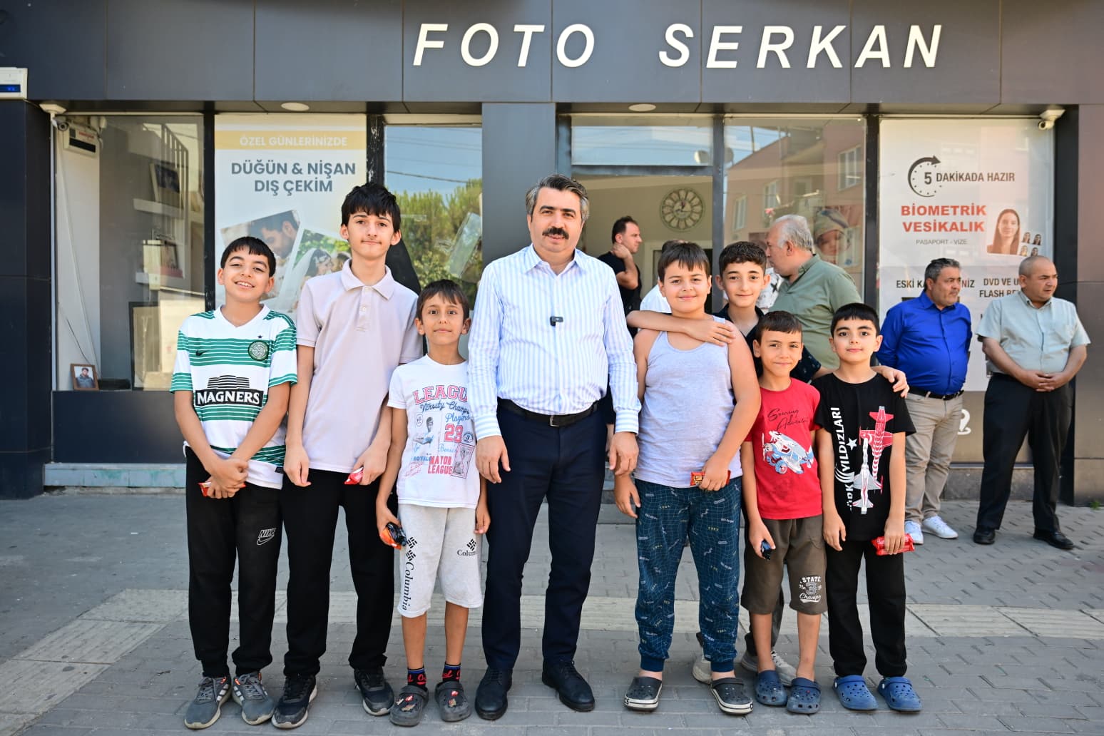 BAŞKAN OKTAY YILMAZ ÇİÇEK CADDESİ ESNAFIYLA BULUŞTU