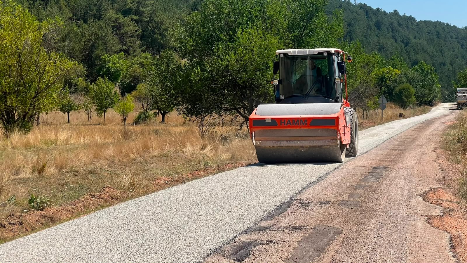 Keles'te yollar hem yenileniyor hem genişliyor