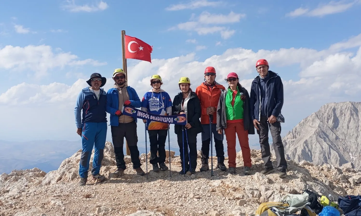 İnegöl Belediyesi Dağcıları 30 Ağustos Zafer Bayramı İçin Tırmandı