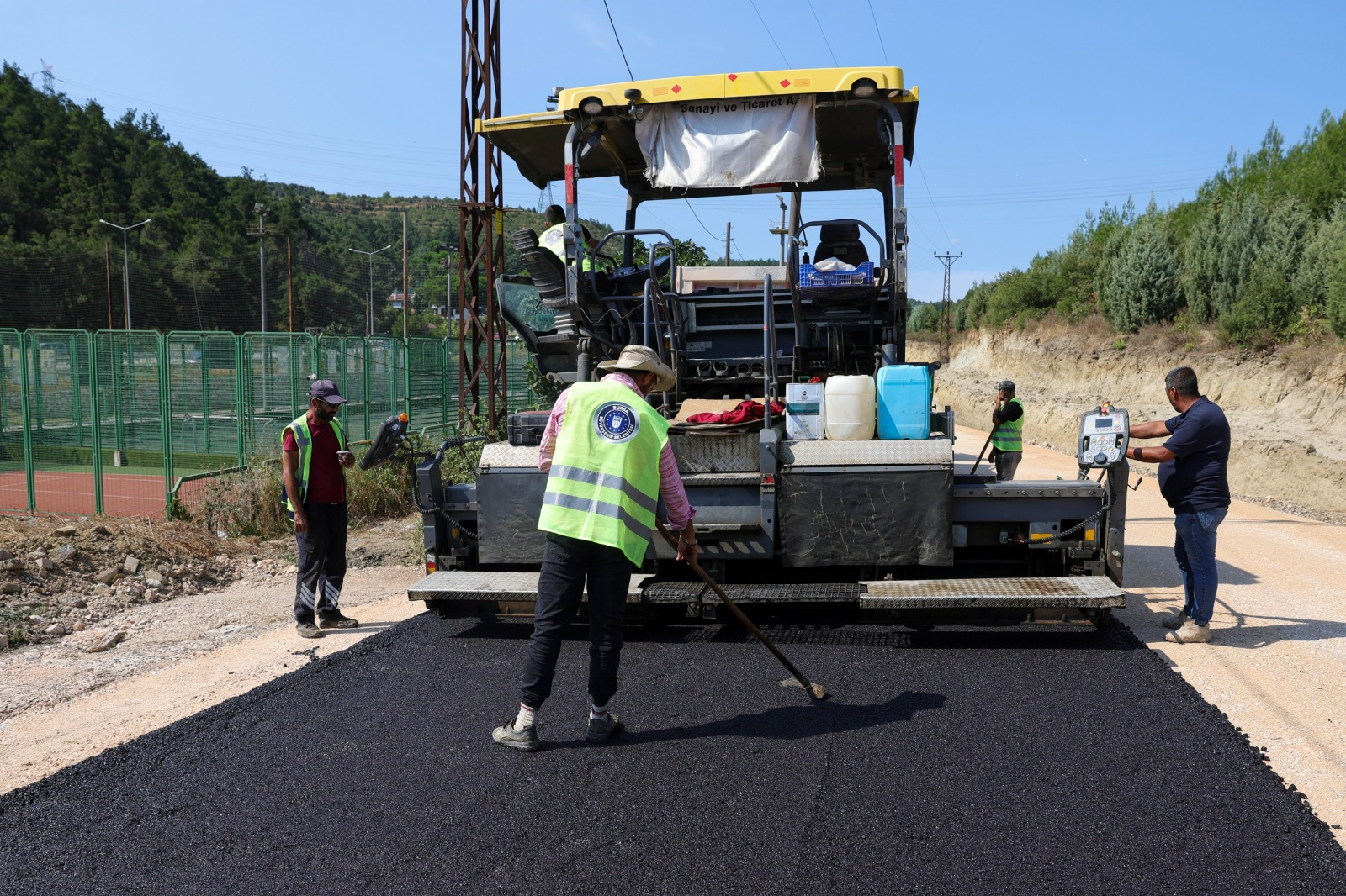 Mudanya’da yollar Büyükşehirle yenileniyor