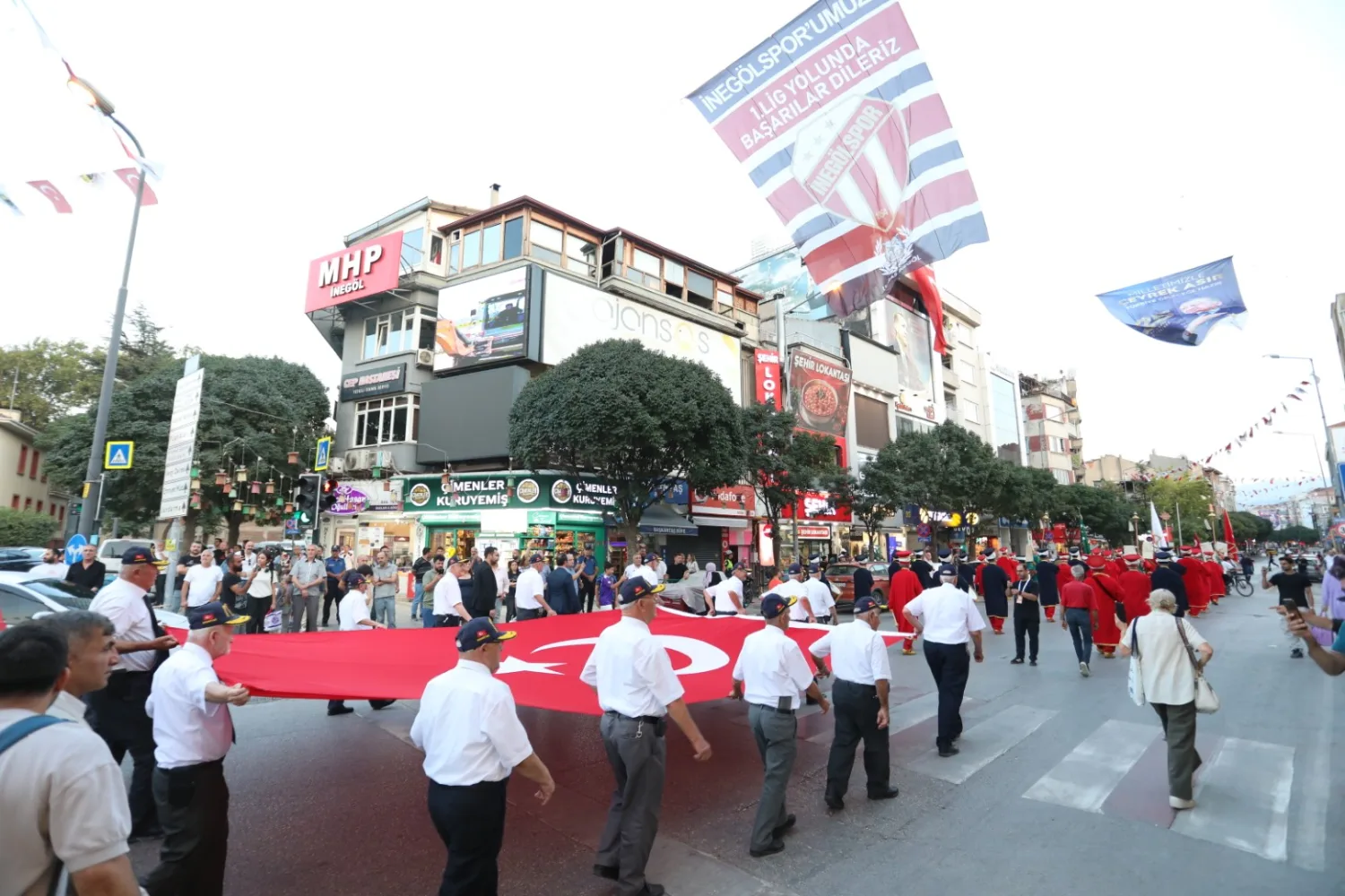 İnegöl’de 6 Eylül Coşkusu Caddelere Taştı