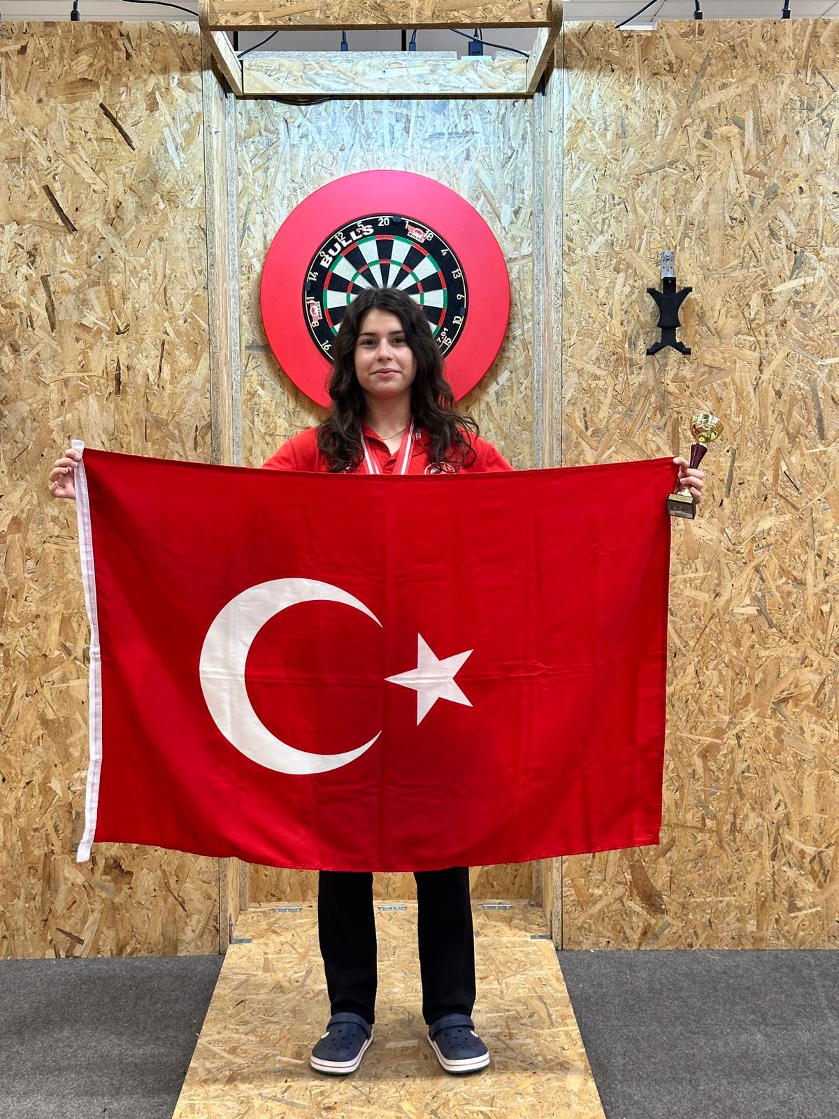 YILDIRIMLI DARTÇILARDAN MİLLİ GURUR