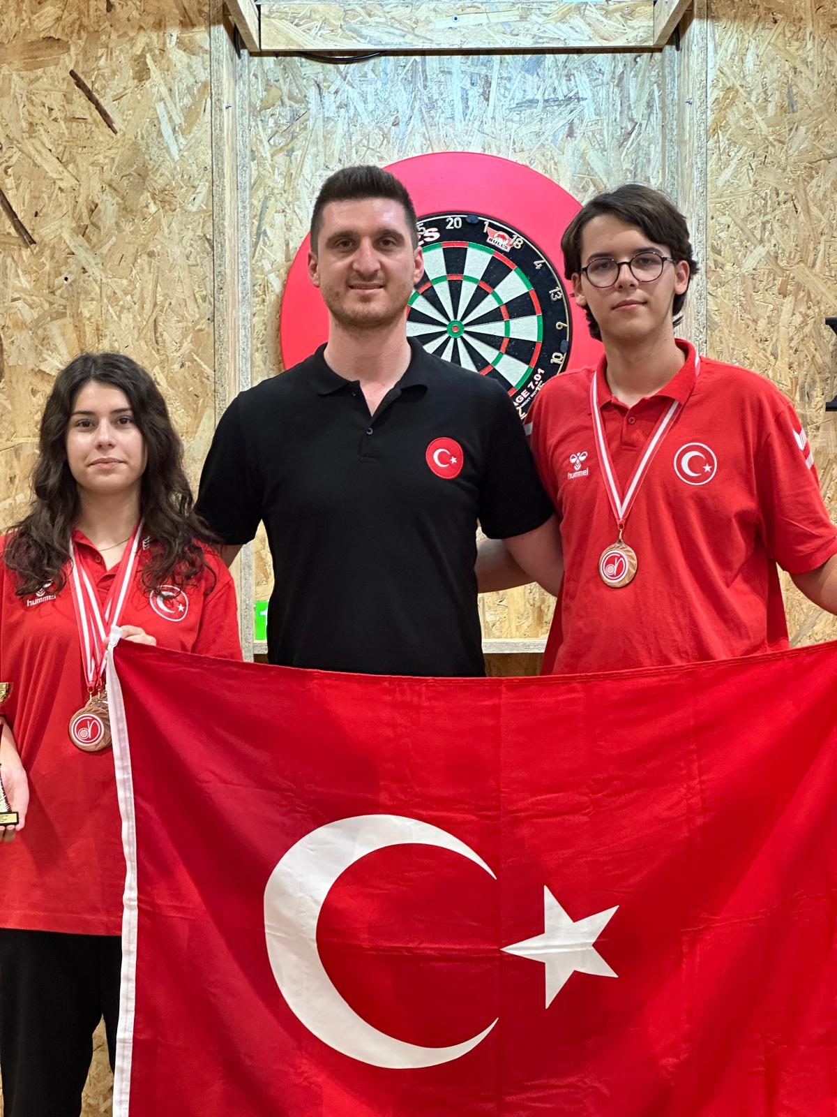 YILDIRIMLI DARTÇILARDAN MİLLİ GURUR