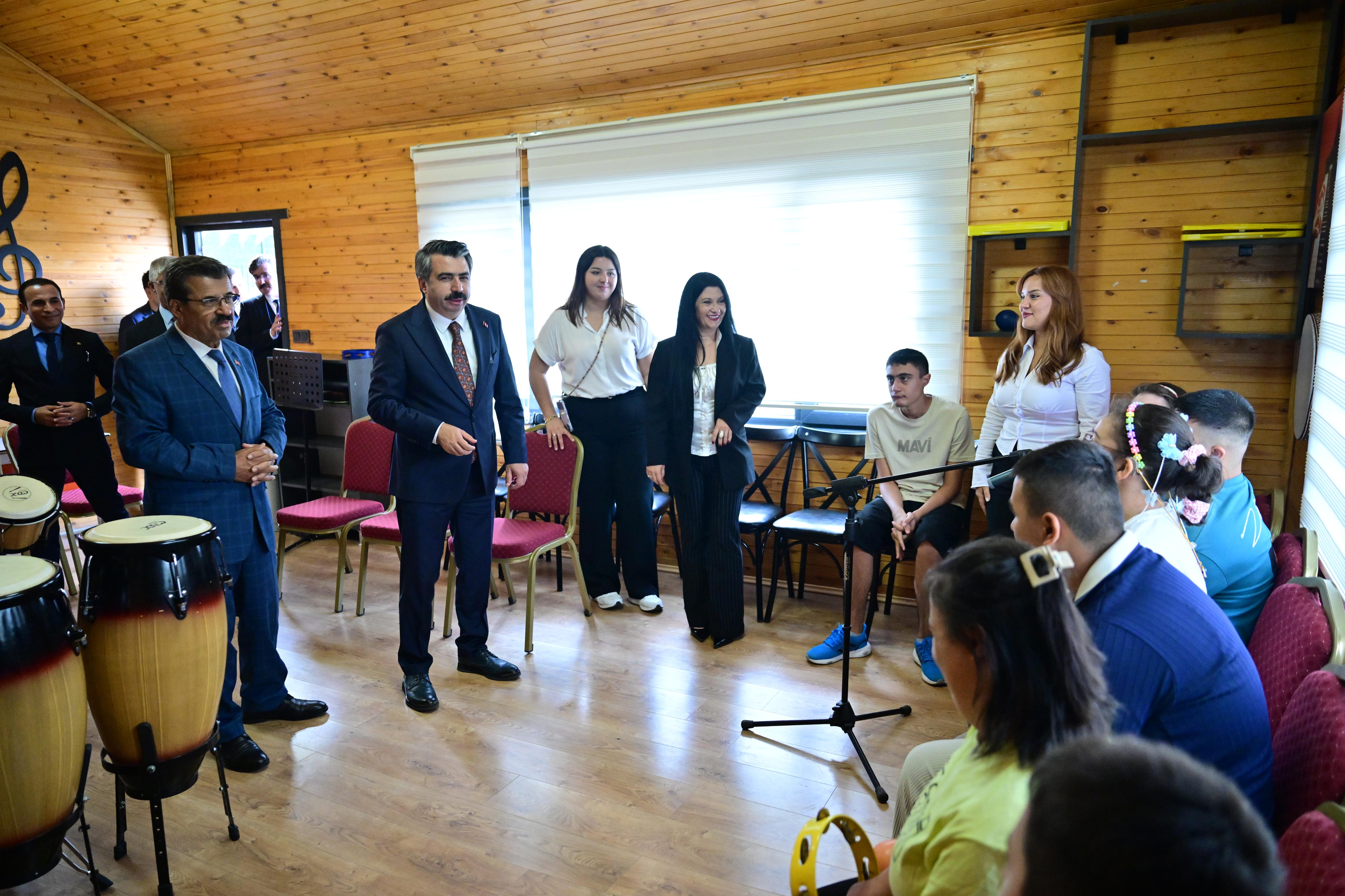 BAŞKAN OKTAY YILMAZ, ÖZEL ÖĞRENCİLERİN HEYECANINA ORTAK OLDU