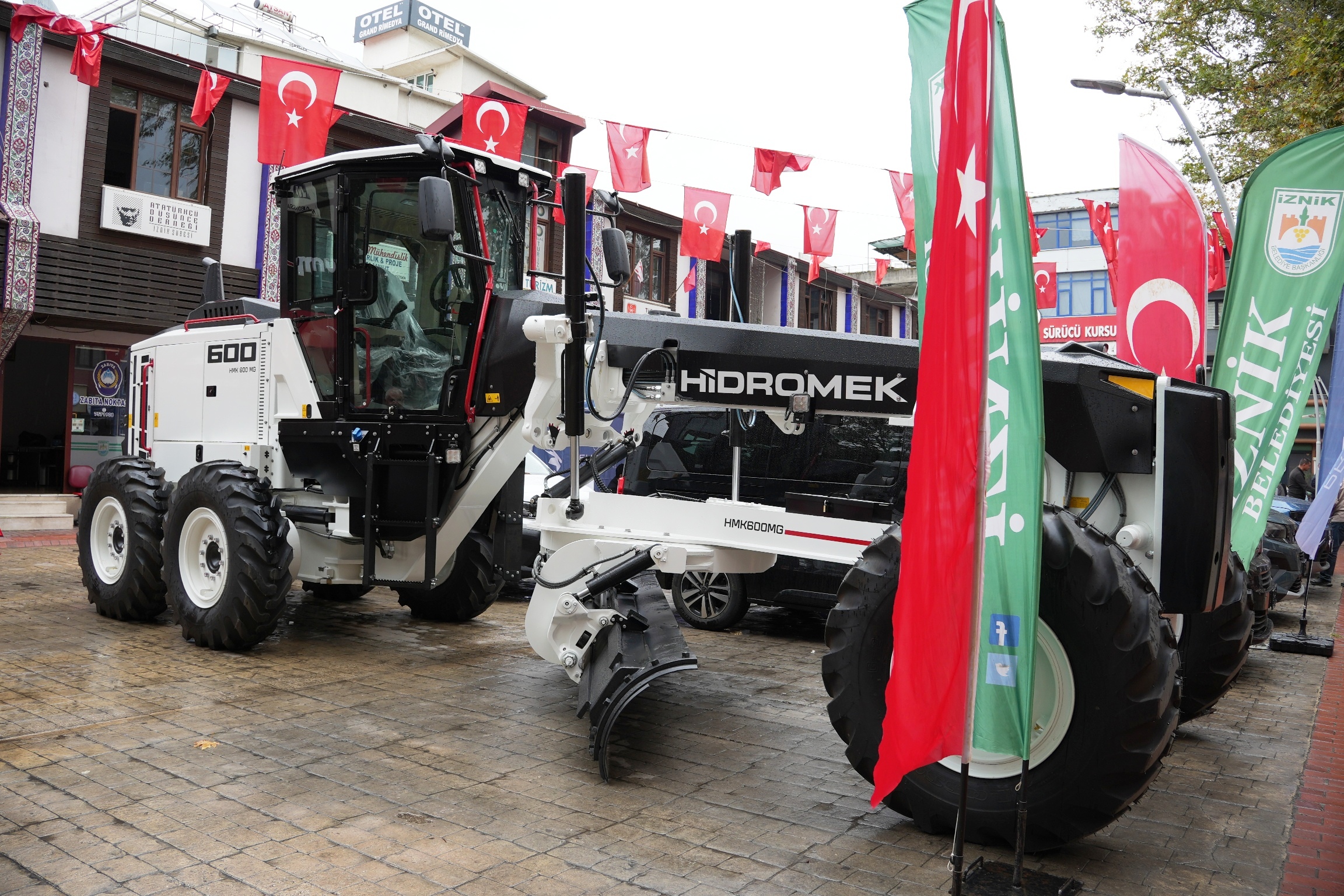 İznik Belediyesi Araç Filosunu Yeni Greyder İle Güçlendirdi