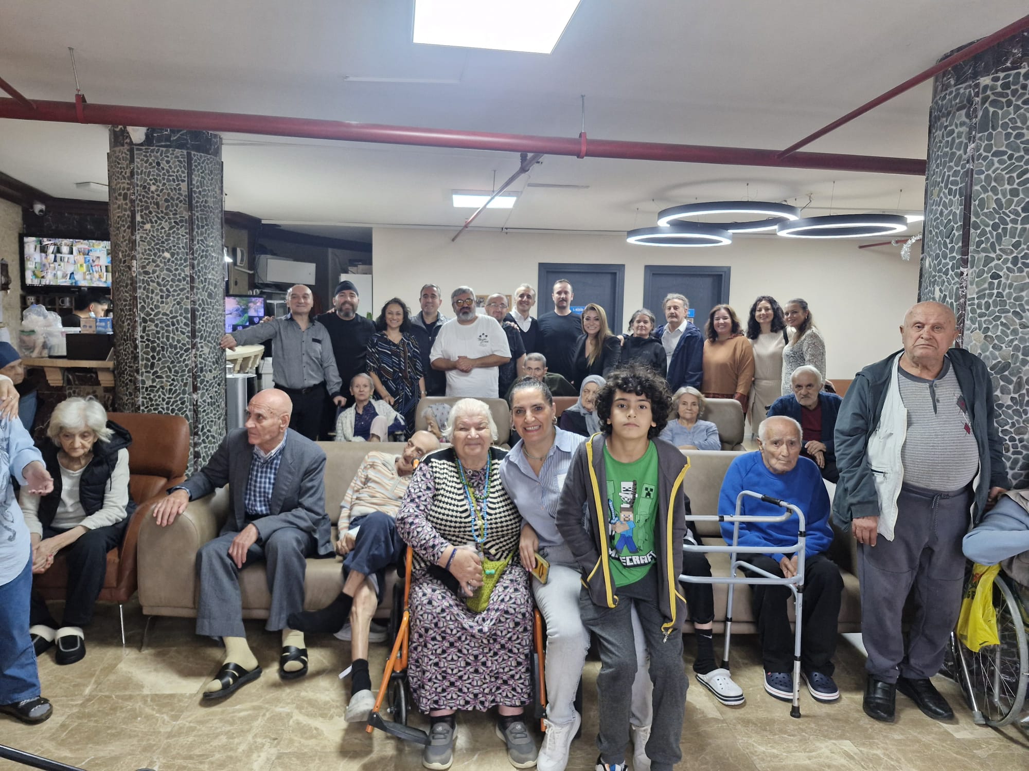 BUGÜN BİR HUZUREVİNDE SADECE TÜRKÜLER DEĞİL, GÖNÜLLER DE KONUŞTU…