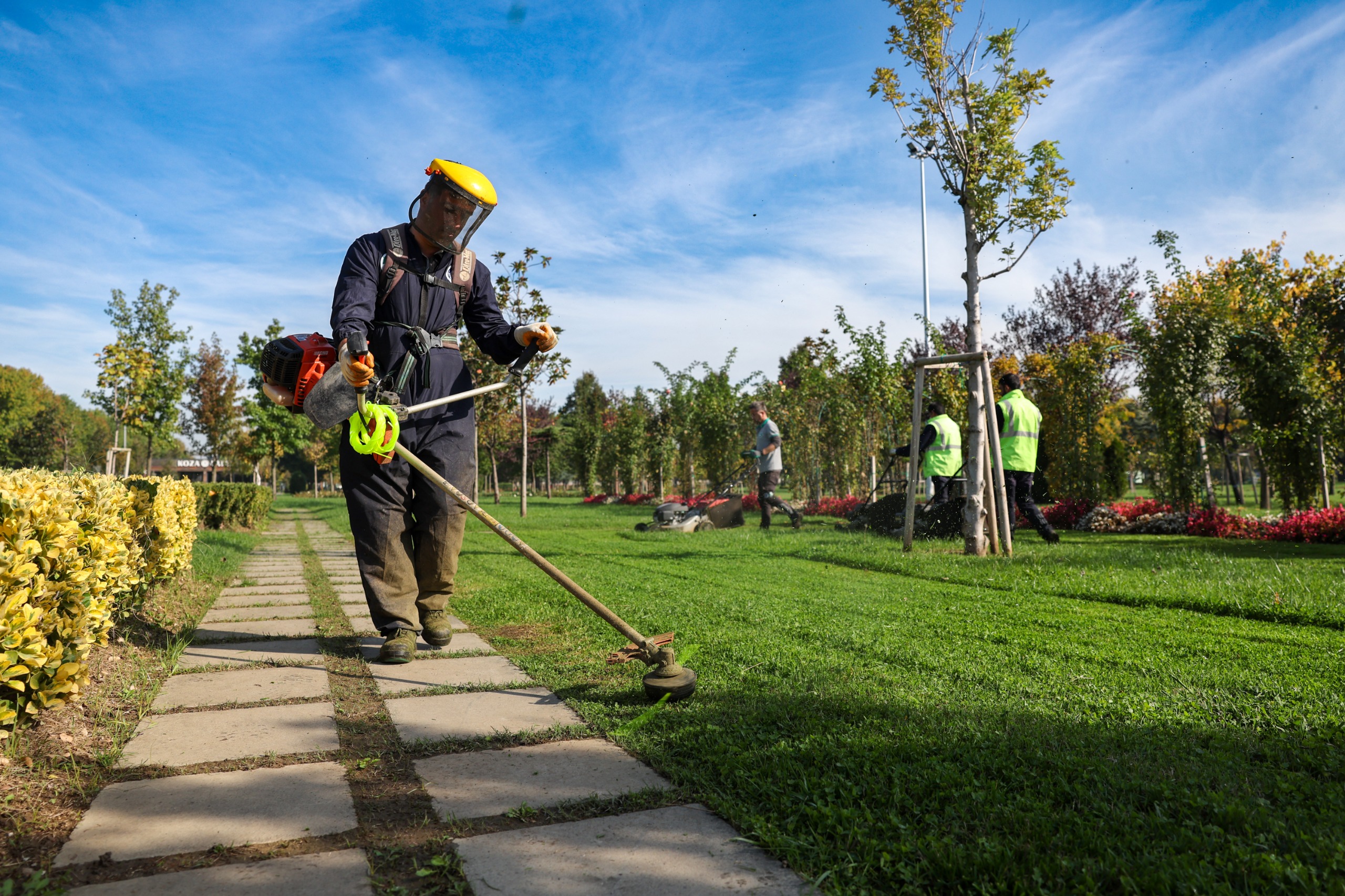 Büyükşehir’den park ve bahçelere düzenli bakım