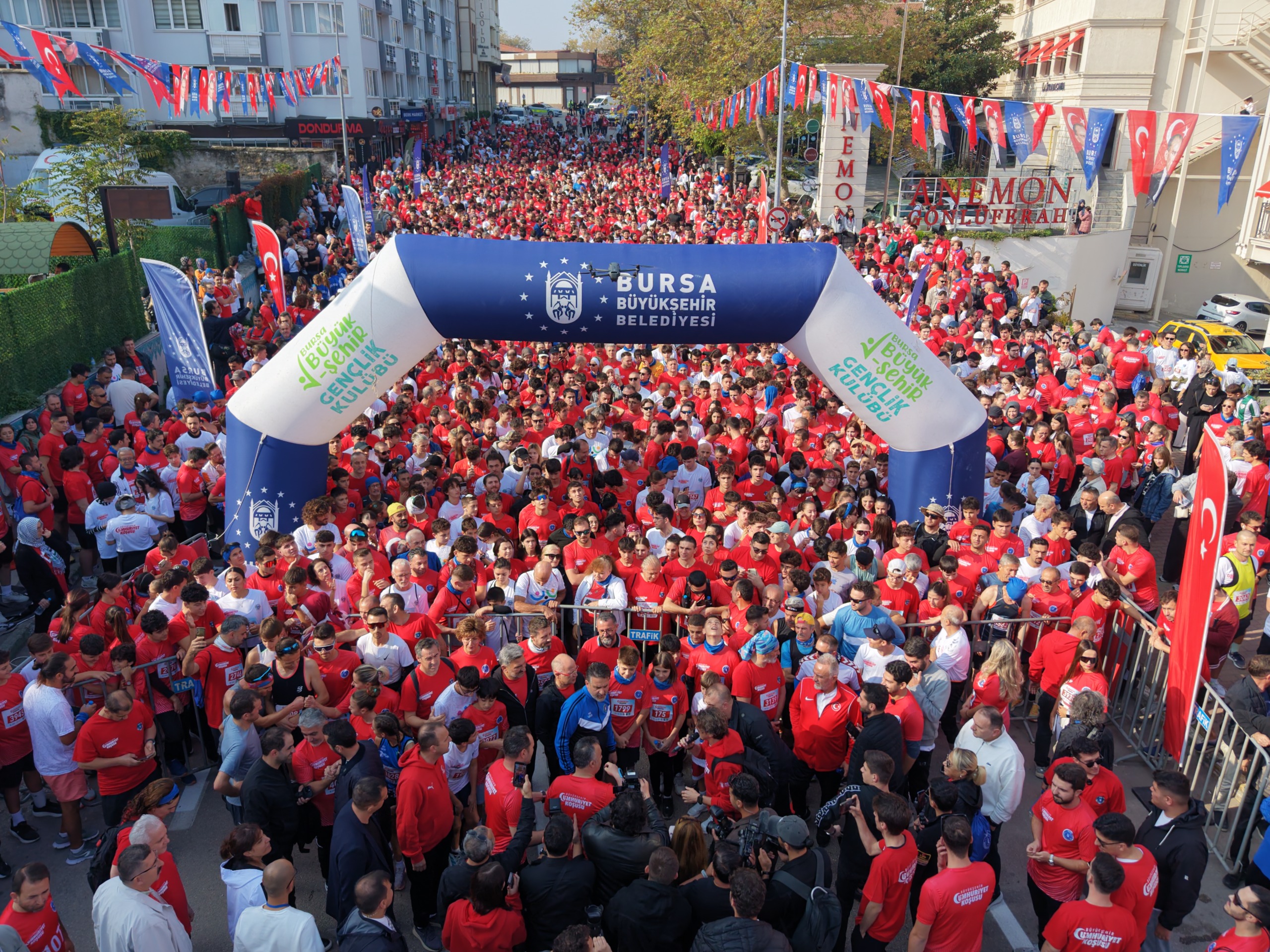 BİNLERCE BURSALI CUMHURİYET İÇİN KOŞTU
