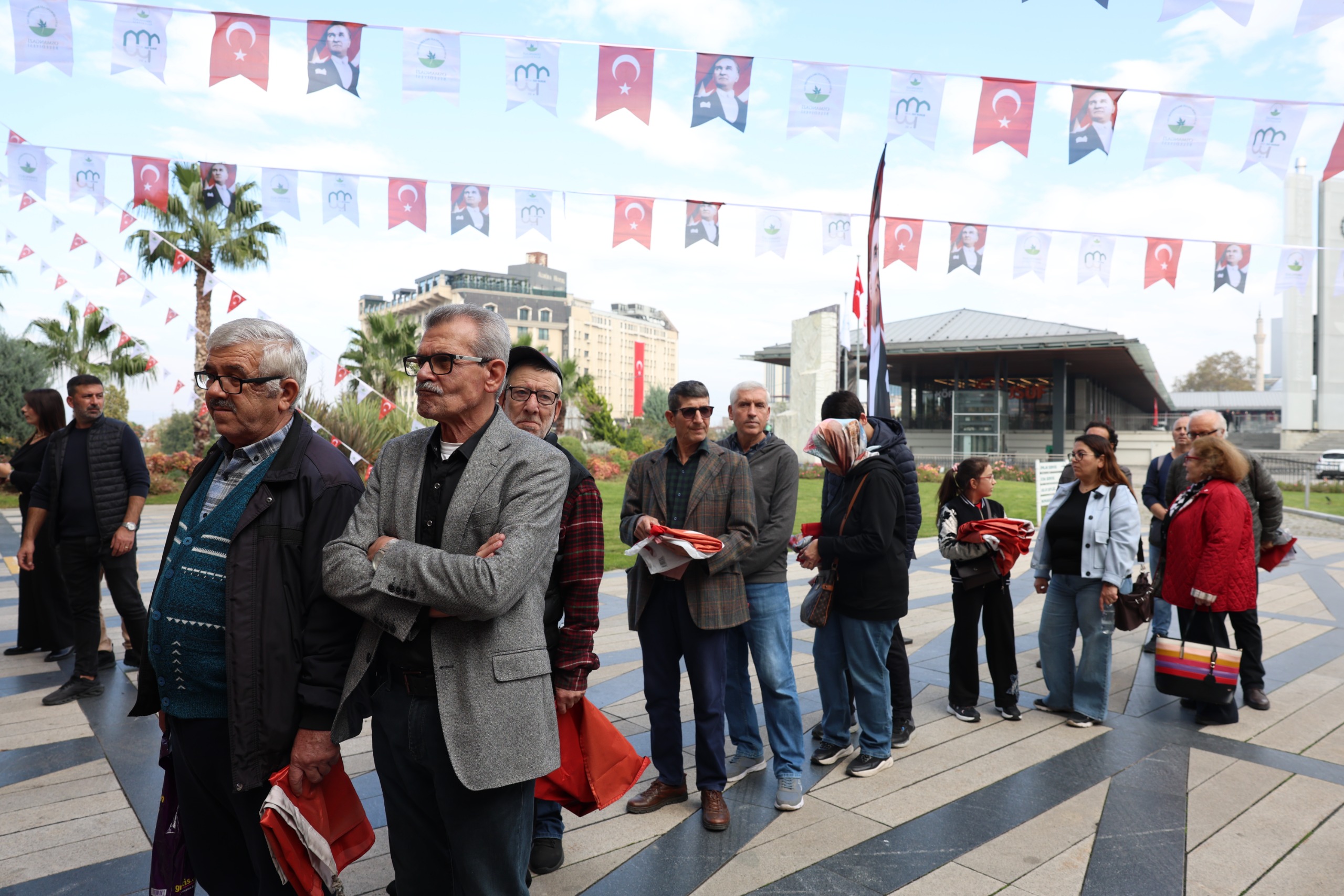 Osmangazi’de Eskiyen Bayraklar Yenileriyle Değiştirildi