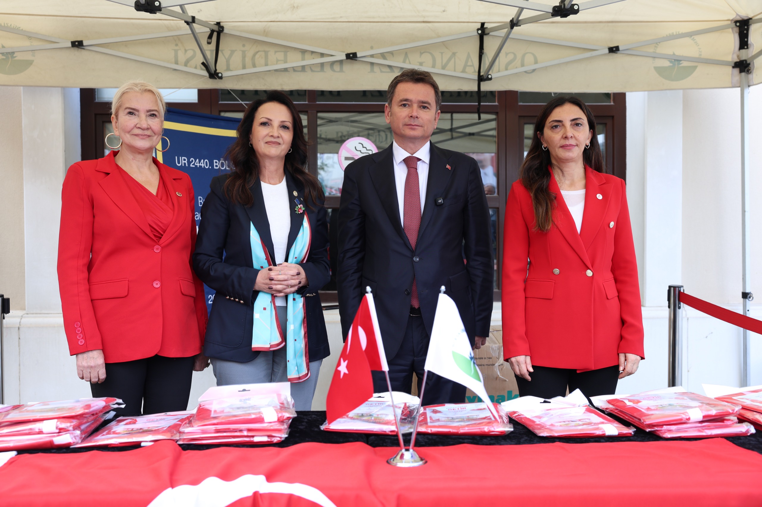 Osmangazi’de Eskiyen Bayraklar Yenileriyle Değiştirildi