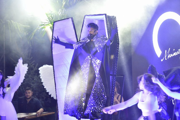 Bursalı sanatçı Mehmet Çevikten muhteşem sahne şovu!