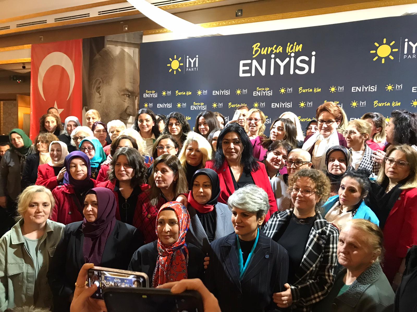 MERAL AKŞENER'DEN GÖVDE GÖSTERİSİ