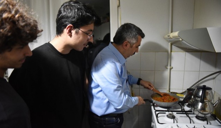 BAŞKAN YILMAZ SAHURU GENÇLERLE YAPTI