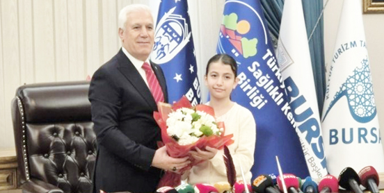 BAŞKAN BOZBEY KOLTUĞU ÇOCUKLARA DEVRETTİ