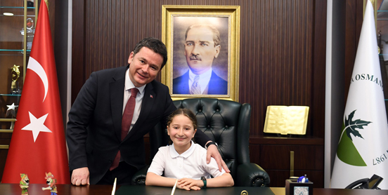 BAŞKAN AYDIN KOLTUĞUNU ÇOCUKLARA BIRAKTI