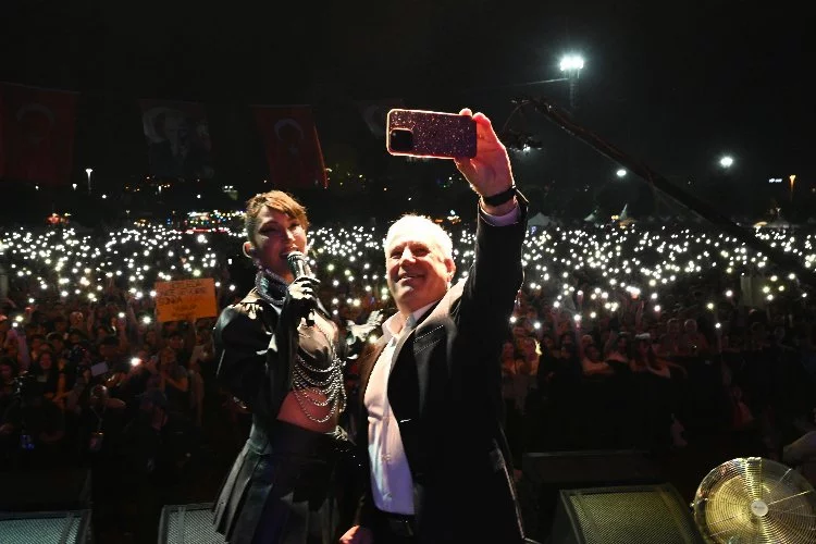 HANDE YENER İLE 19 MAYIS COŞKUSU