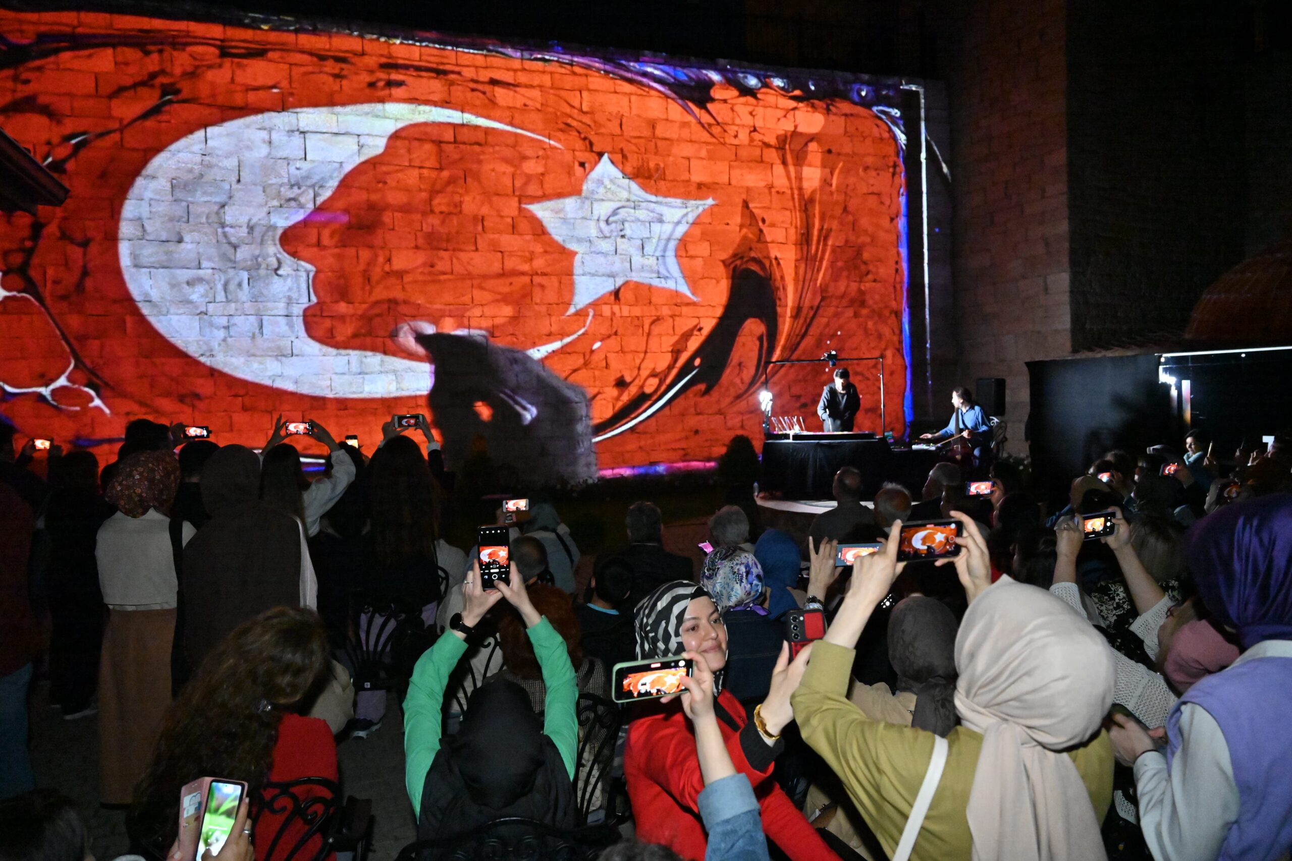 SANATI TEKNOLOJİYLE BULUŞTURAN SERGİ