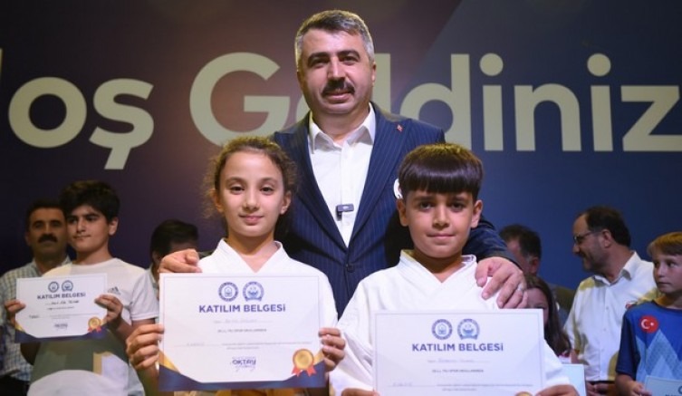 YILDIRIM GENÇLİK MEZUNLARINI VERDİ