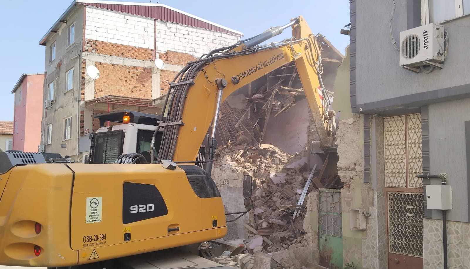 OSMANGAZİ'DE METRUK BİNA TEMİZLİĞİ