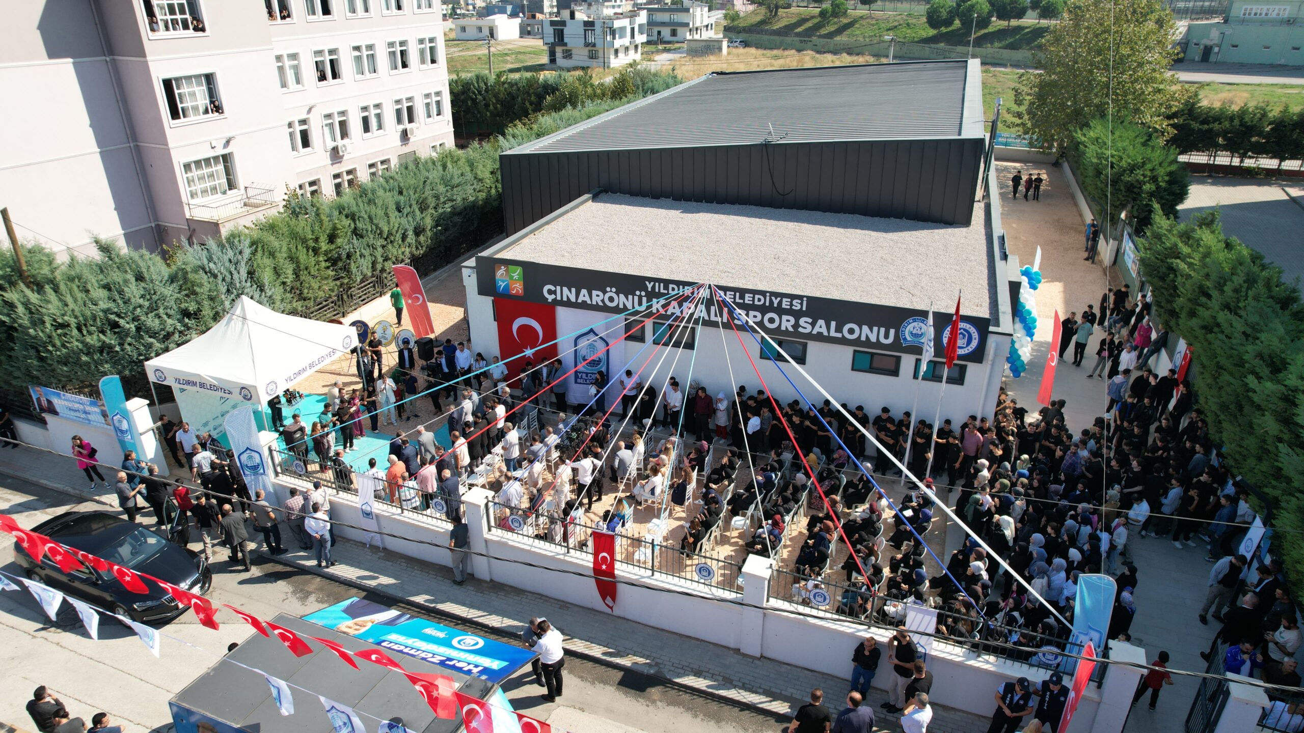 ÇINARÖNÜ KAPALI SPOR SALONU HİZMETE GİRDİ