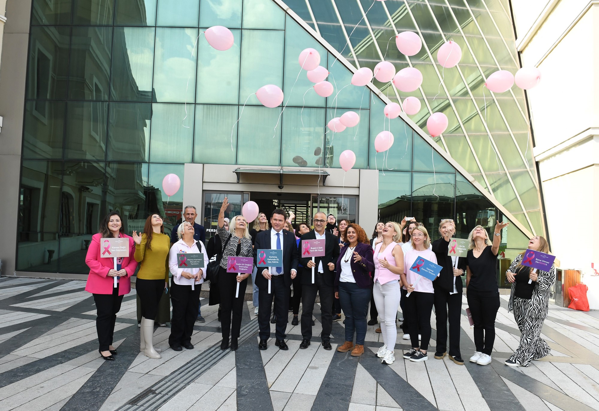 OSMANGAZİ'DE PEMBE BALONLAR FARKINDALIK İÇİN UÇURULDU
