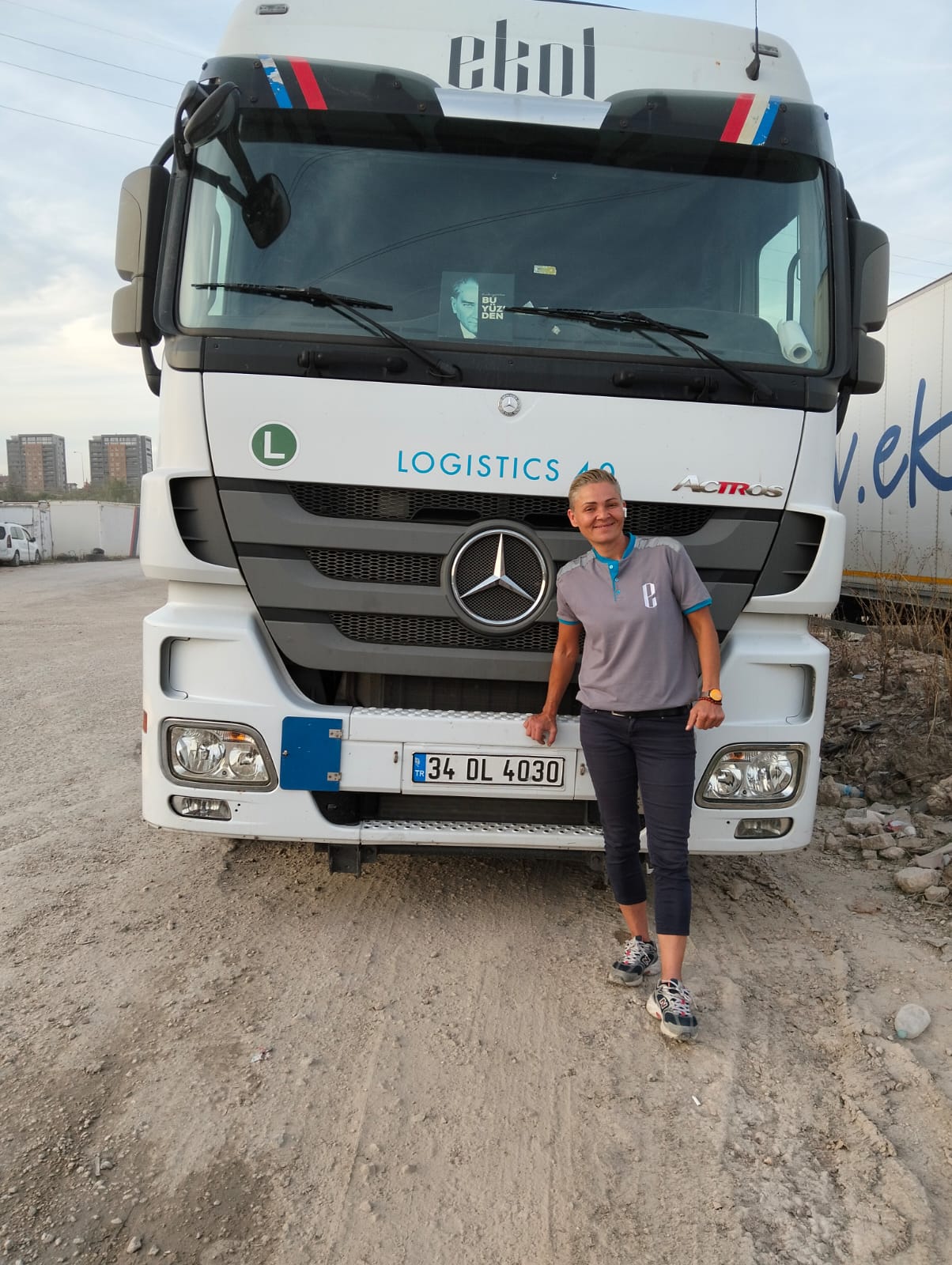 YOLLARIN KRALİÇESİ GÜLDEN MENEVŞE