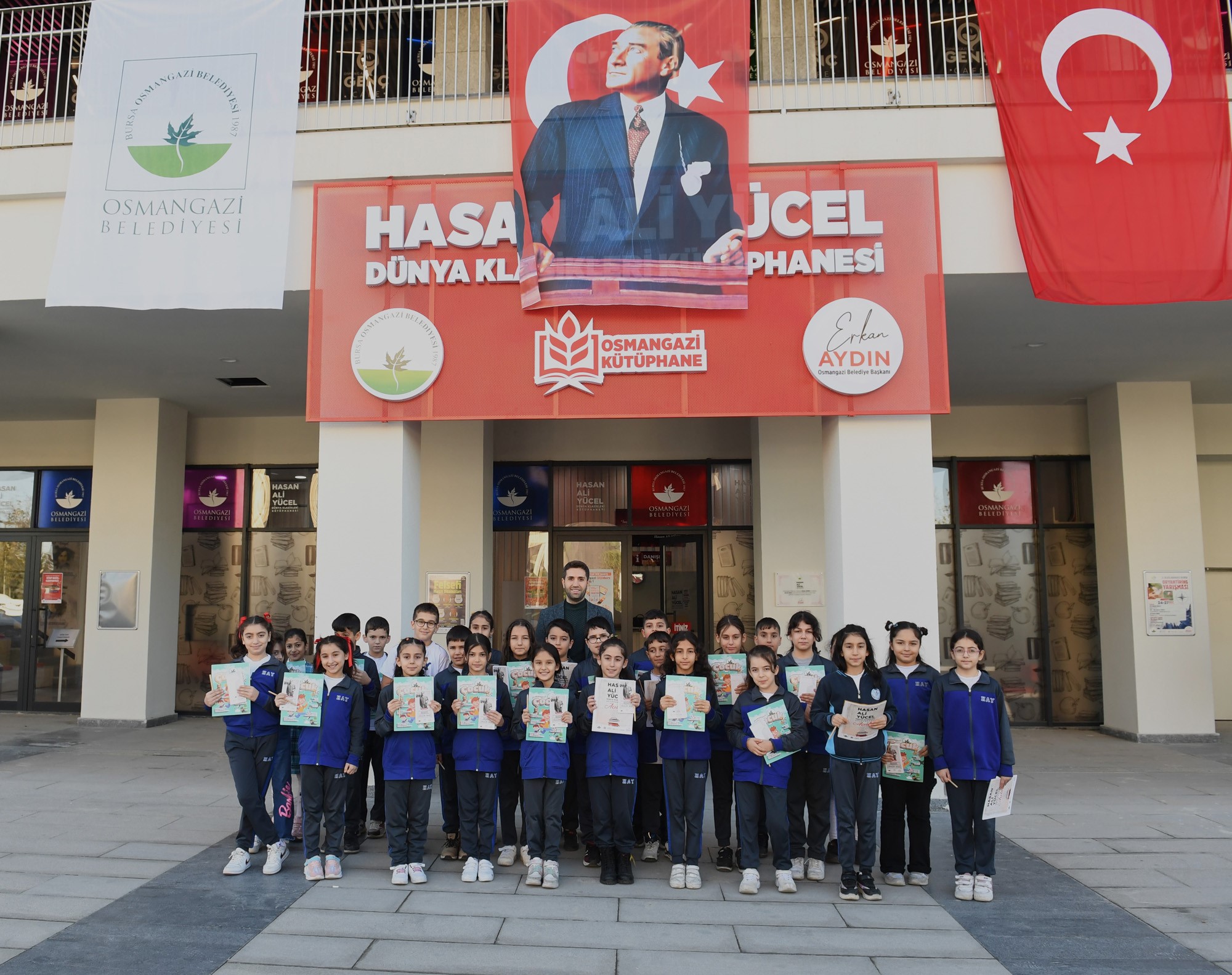 İLKOKUL ÖĞRENCİLERİNİN İLK KÜTÜPHANE DENEYİMİ