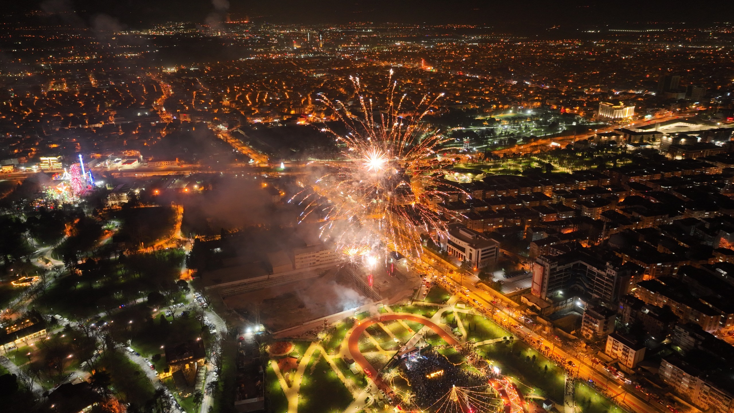 BURSA 2025'İ YENİ YIL MEYDANI'NDA KARŞILADI