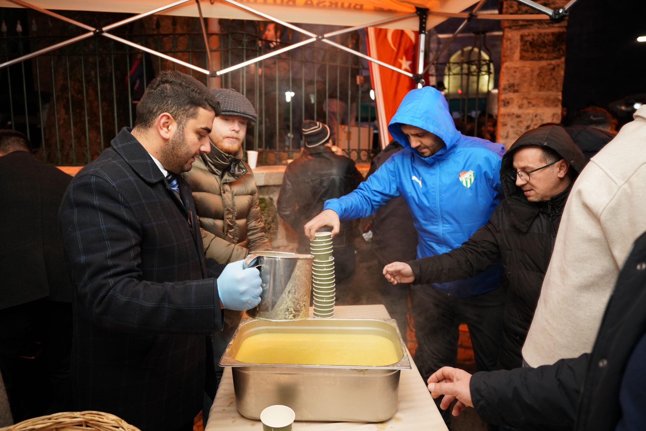 BÜYÜKŞEHİR'DEN YENİ YILIN İLK SABAHINDA CAMİİLERDE ÇORBA İKRAMI