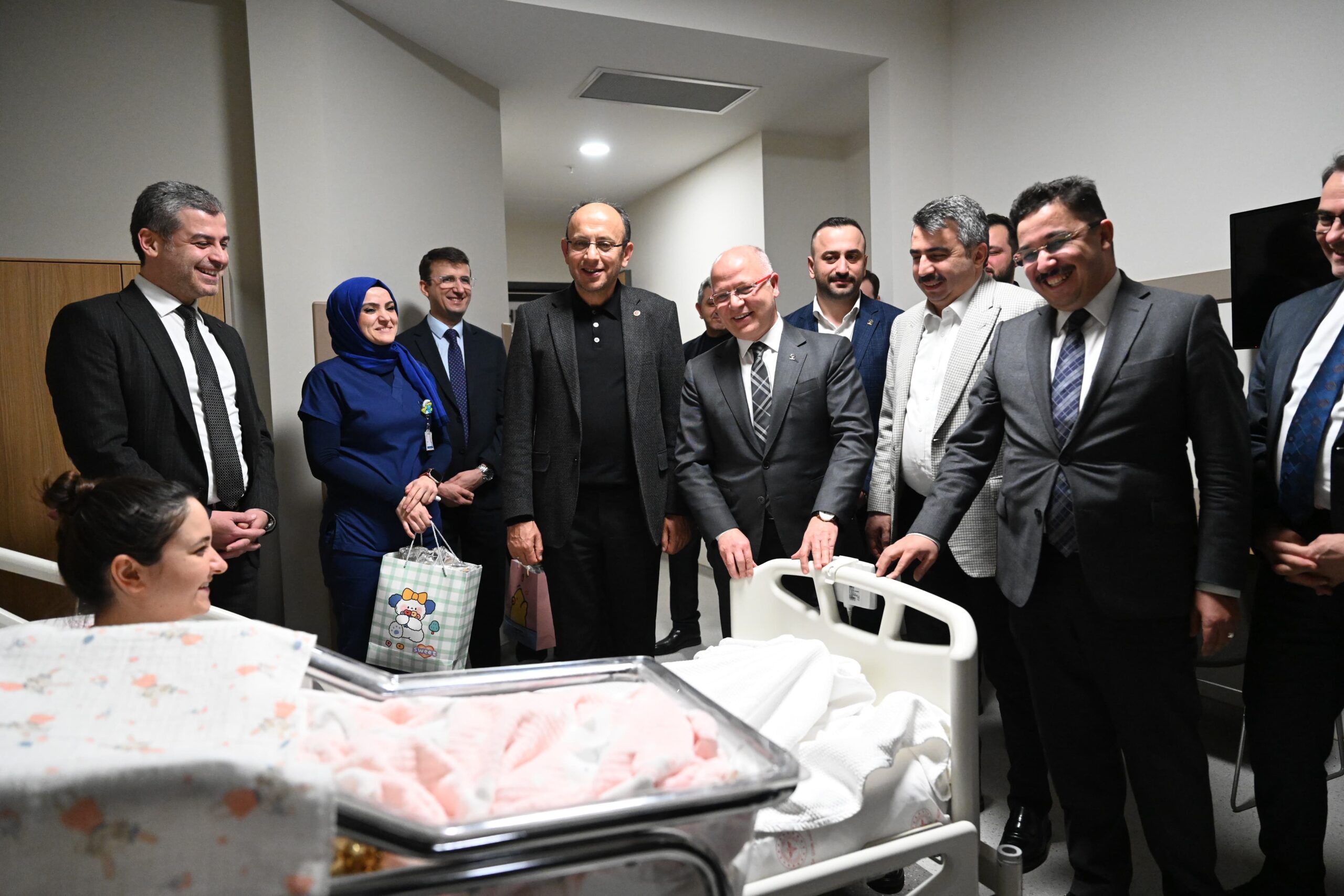 BÜYÜKŞEHİR'DEN YILIN SON VE İLK BEBEKLERİNE ZİYARET